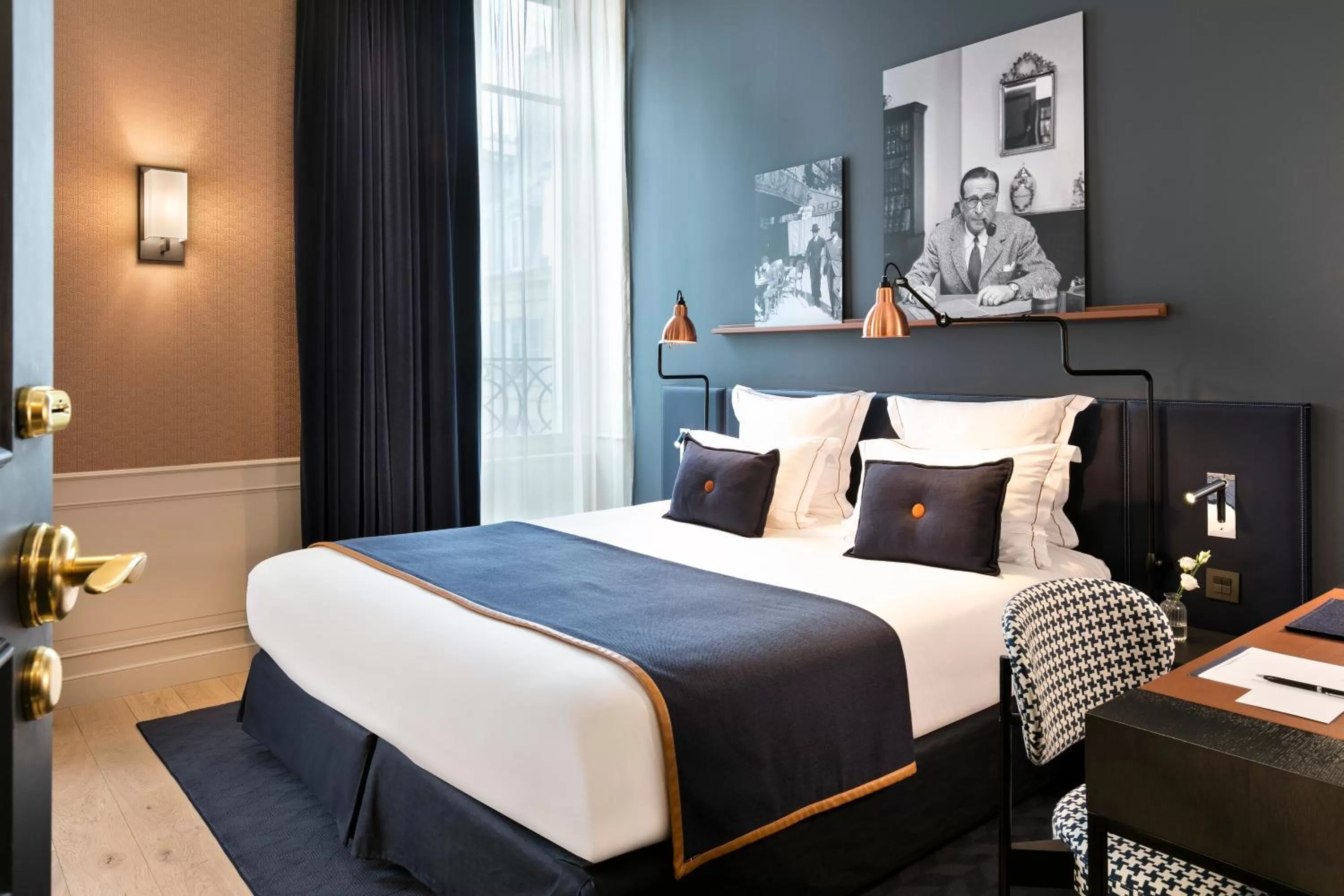 Photo of the whole room, Bed in Hôtel Square Louvois