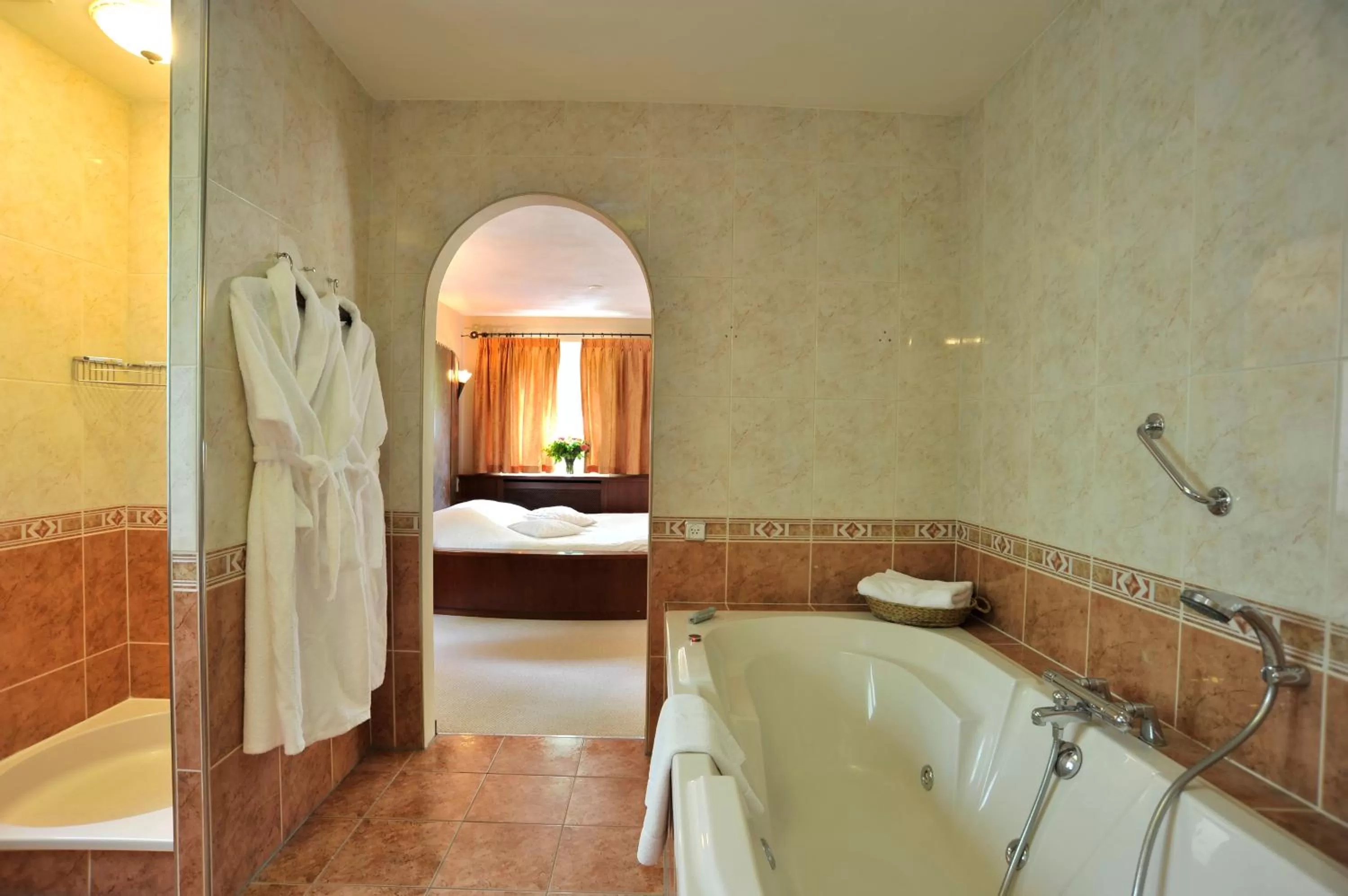 Bathroom, Bed in Parkhotel Mastbosch Breda