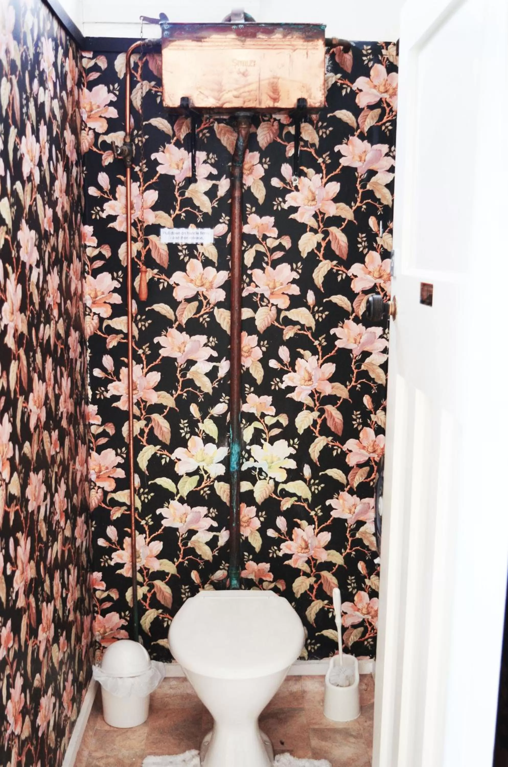 Bathroom in Braemar House B&B and YHA Hostel