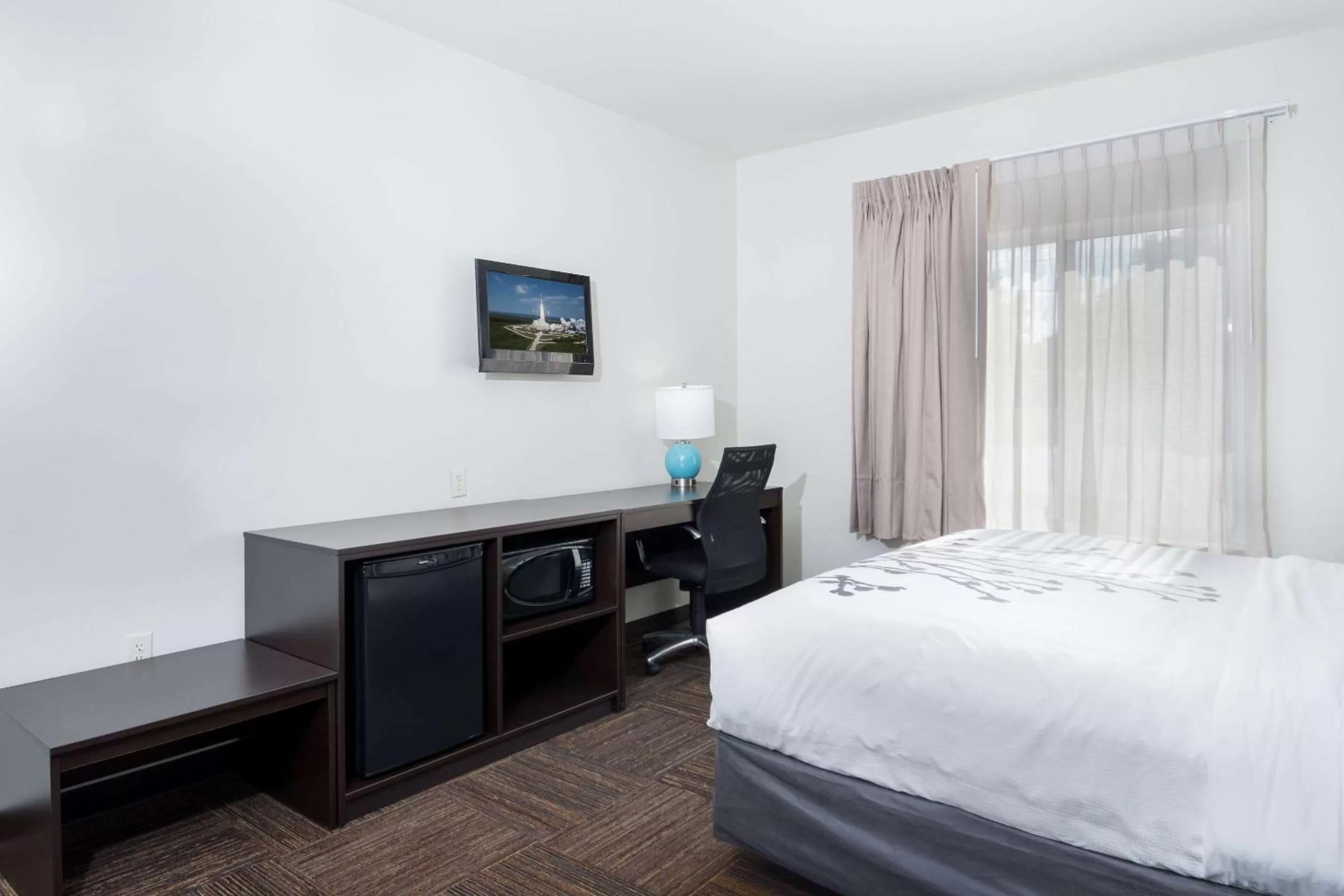 Bedroom, Bed in Sleep Inn & Suites Washington near Peoria