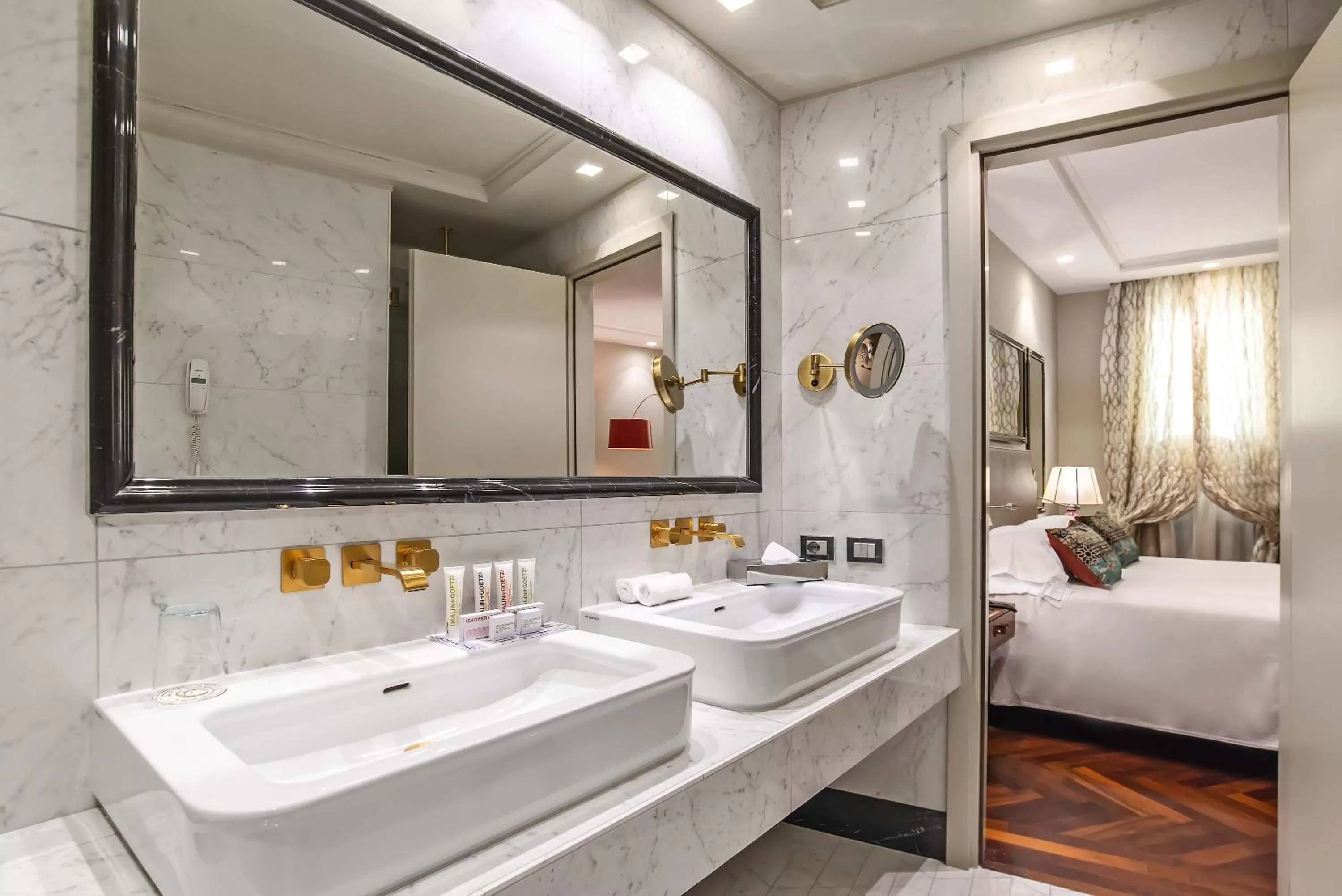 Bathroom, Bed in Hotel Lunetta