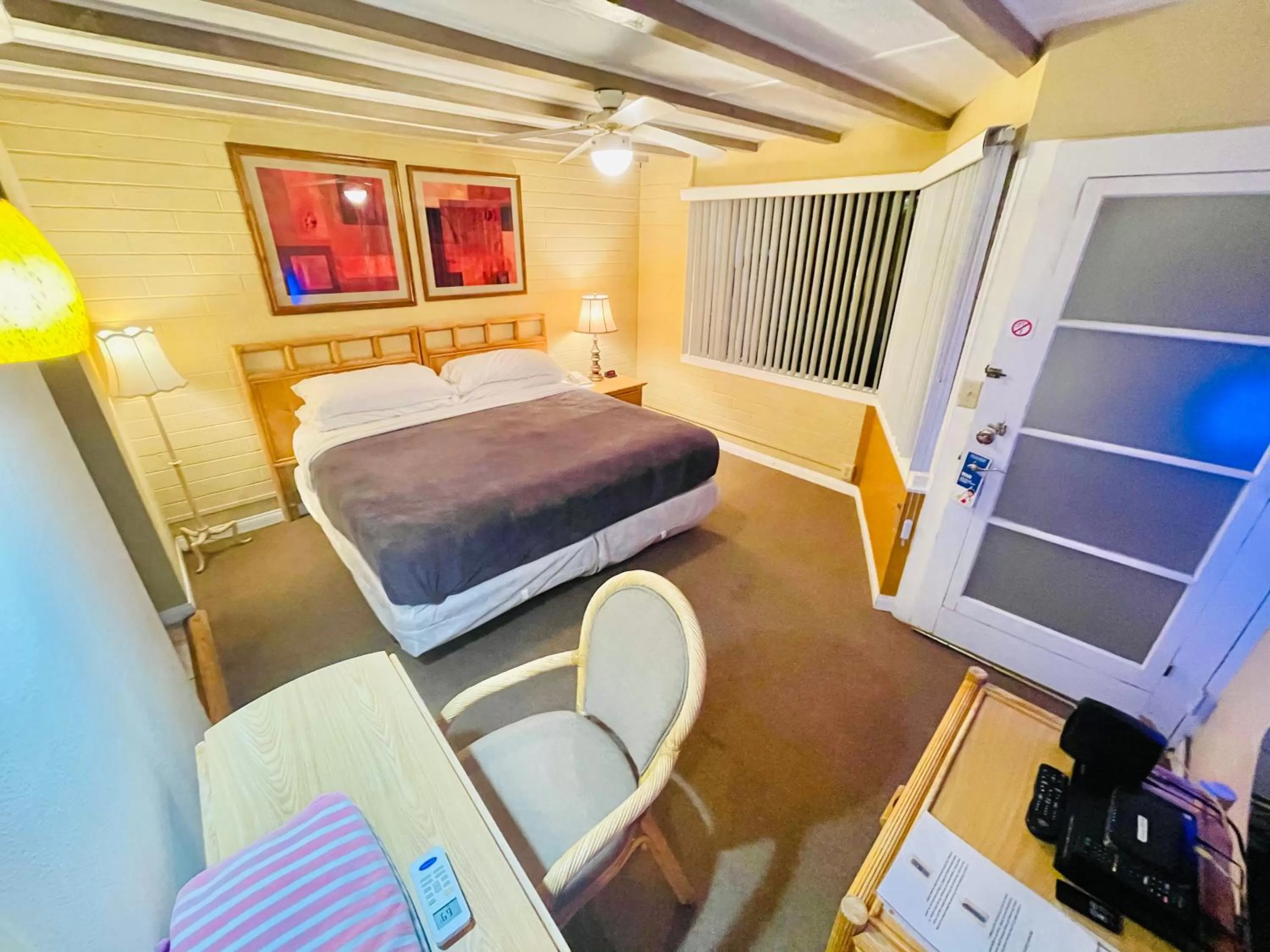 Bed in A PLACE IN THE SUN Hotel - ADULTS ONLY Big Units, 24h Heated Pool & Spa in 1 Acre Park Prime Location, DOG Friendly, TOP Midcentury Modern Boutique Hotel