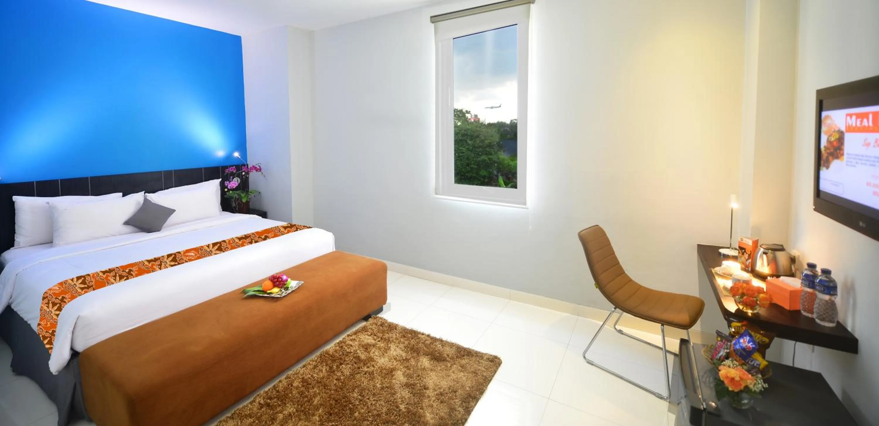 Photo of the whole room, Bed in J Hotel - Bandara Soekarno Hatta