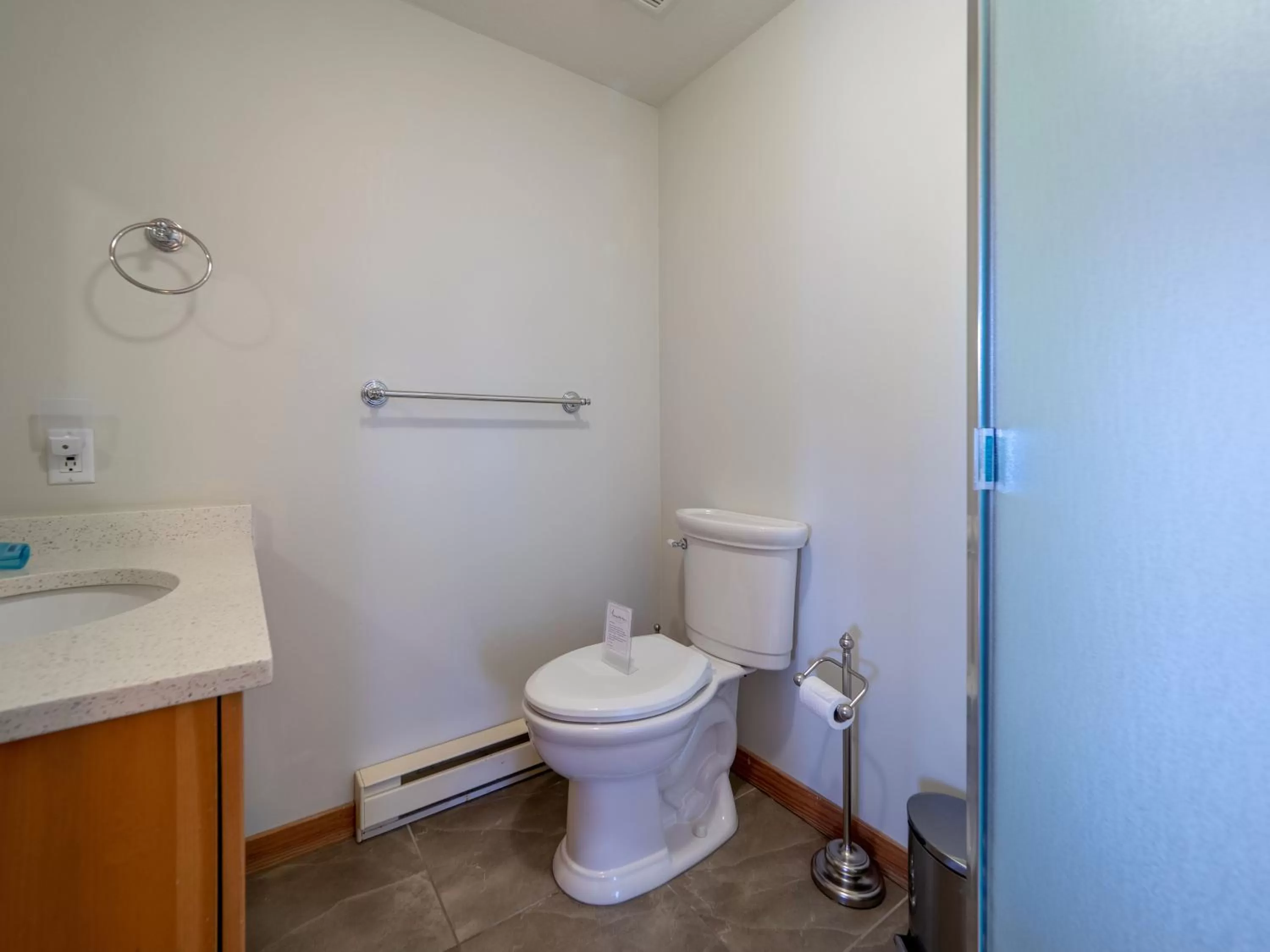 Bathroom in Tranquility Bay Waterfront Inn