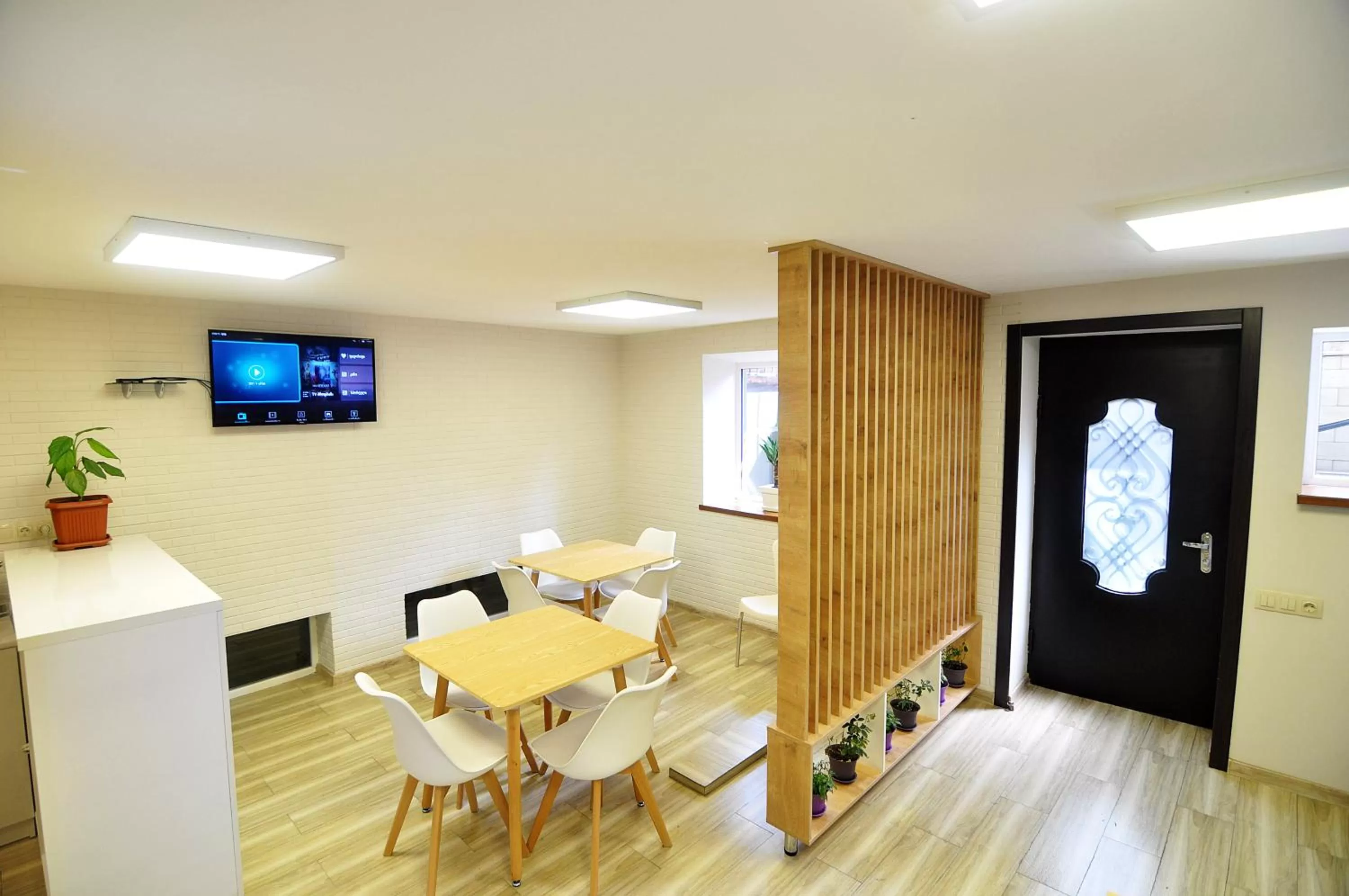 Restaurant/places to eat in Light Hotel