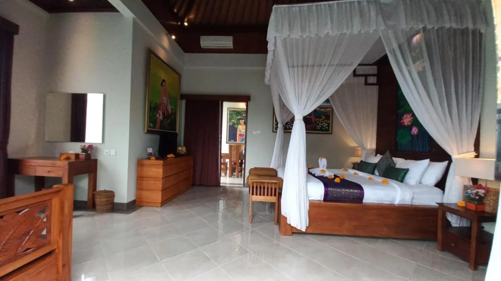 Bed in Ubud Paradise Villa