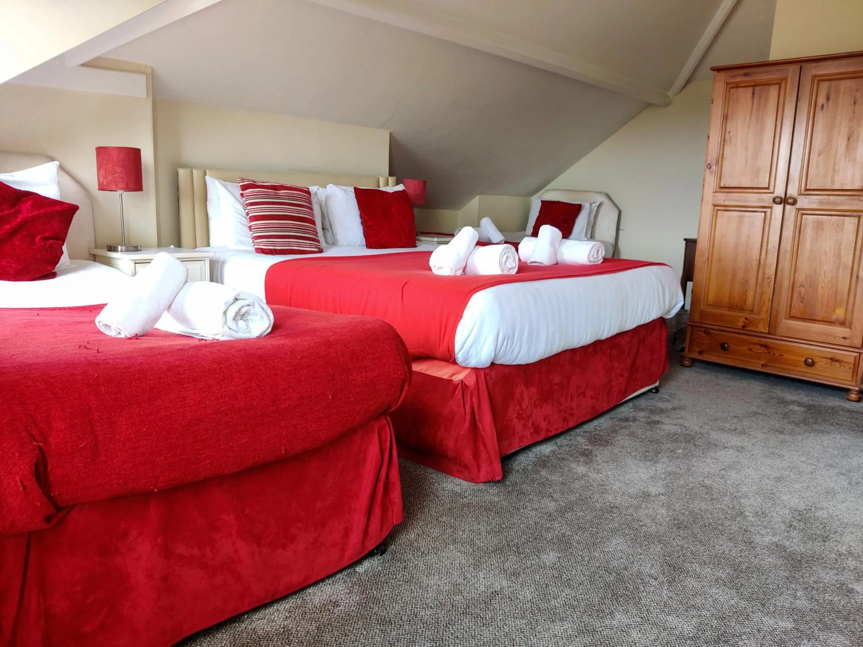 Bedroom, Bed in Wentworth House - Free Parking