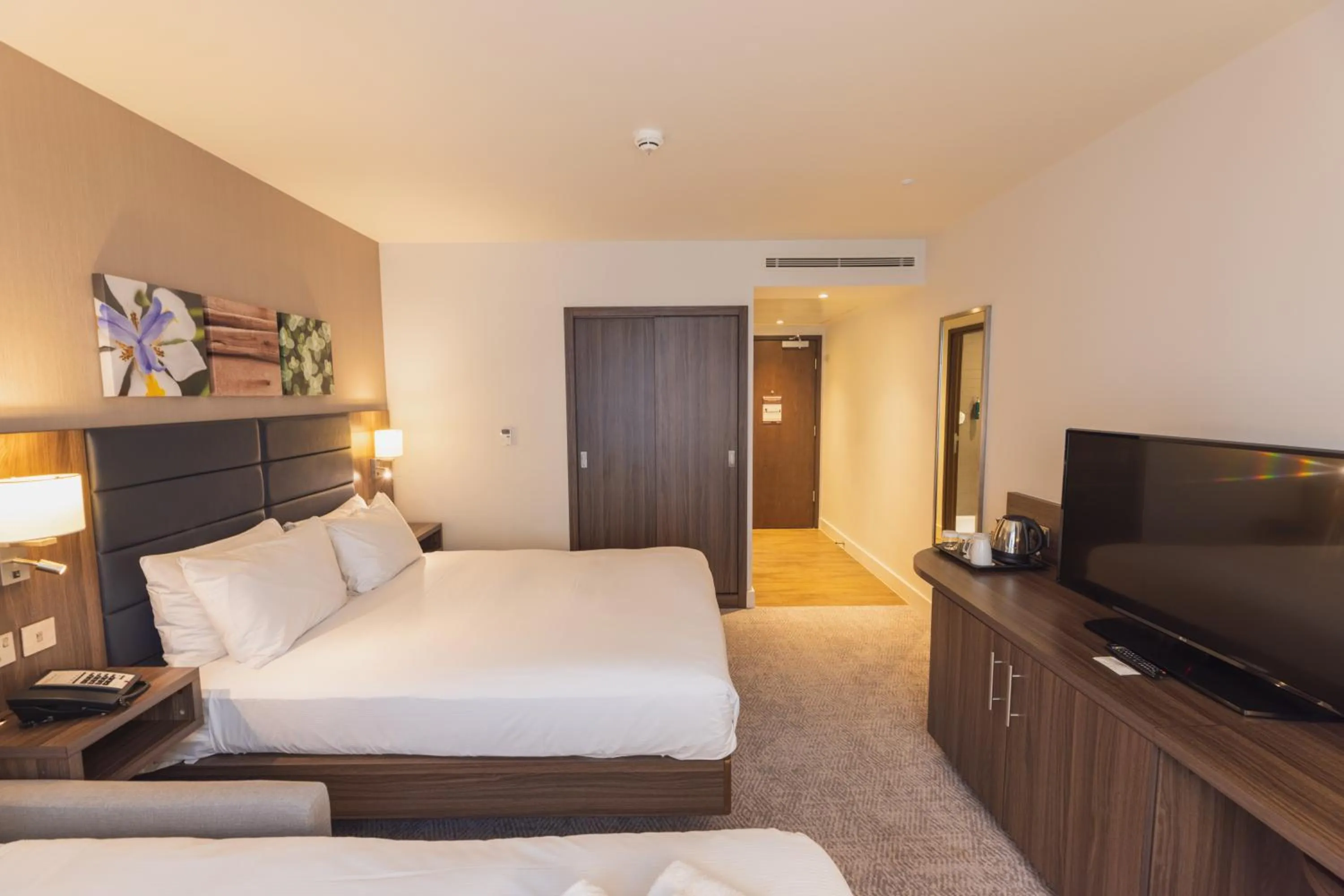 Bedroom, Bed in Hilton Garden Inn Birmingham Airport Uk