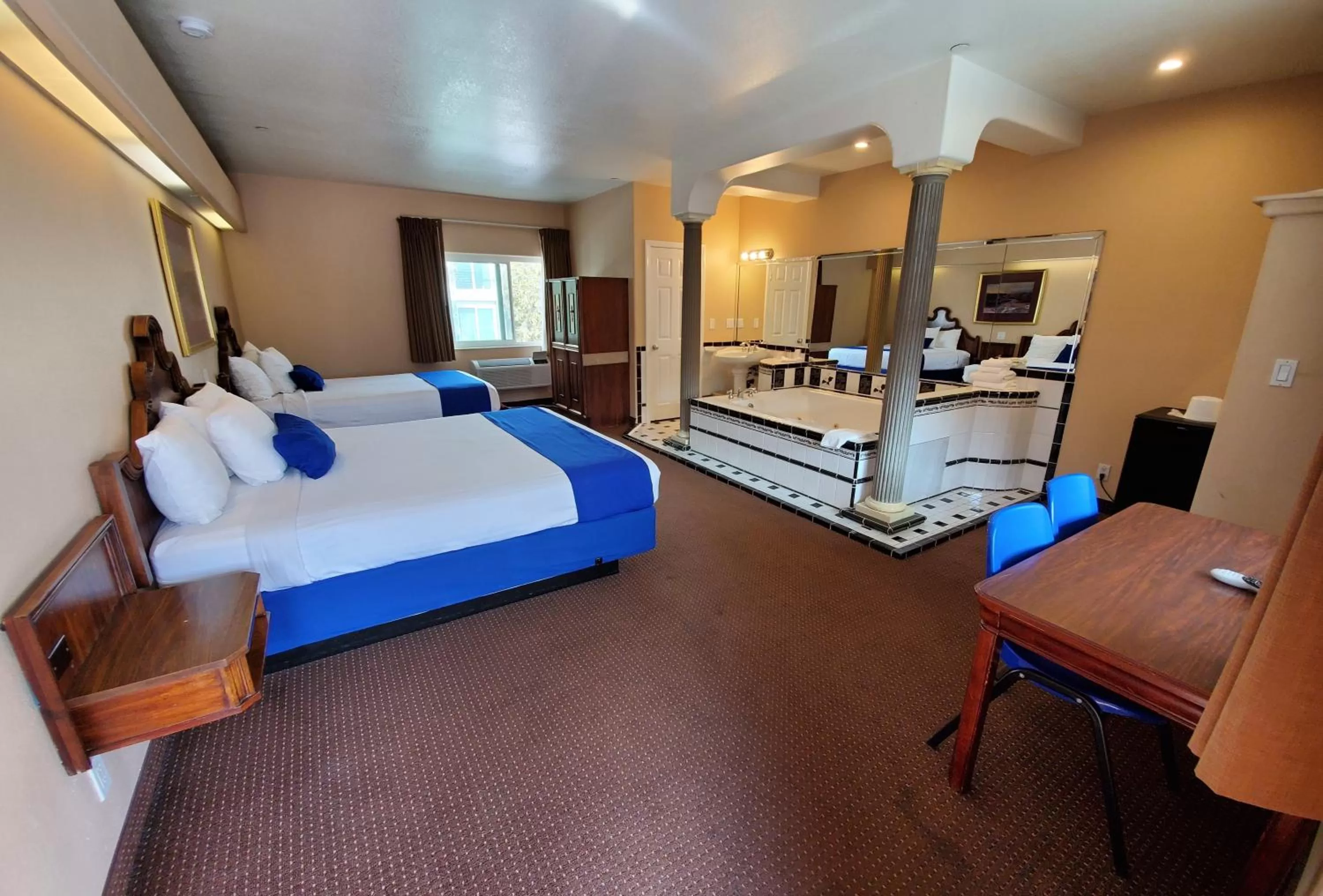 Photo of the whole room, Bed in Colony Inn