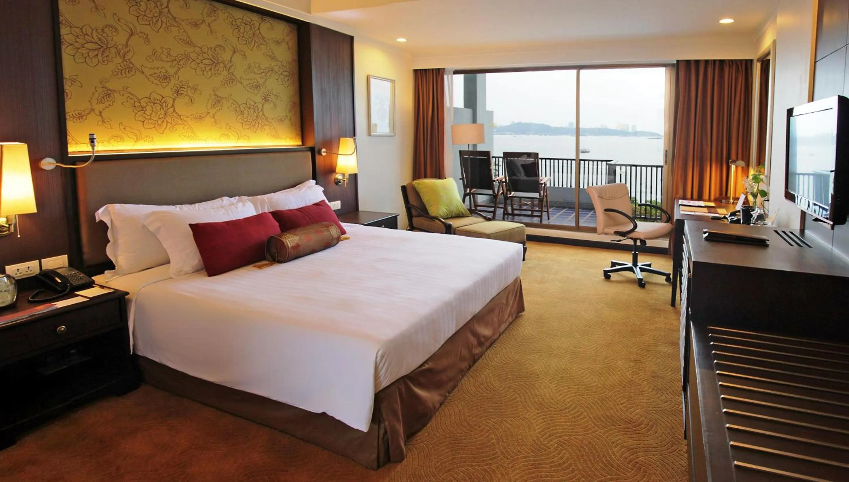 Photo of the whole room, Bed in Dusit Thani Pattaya