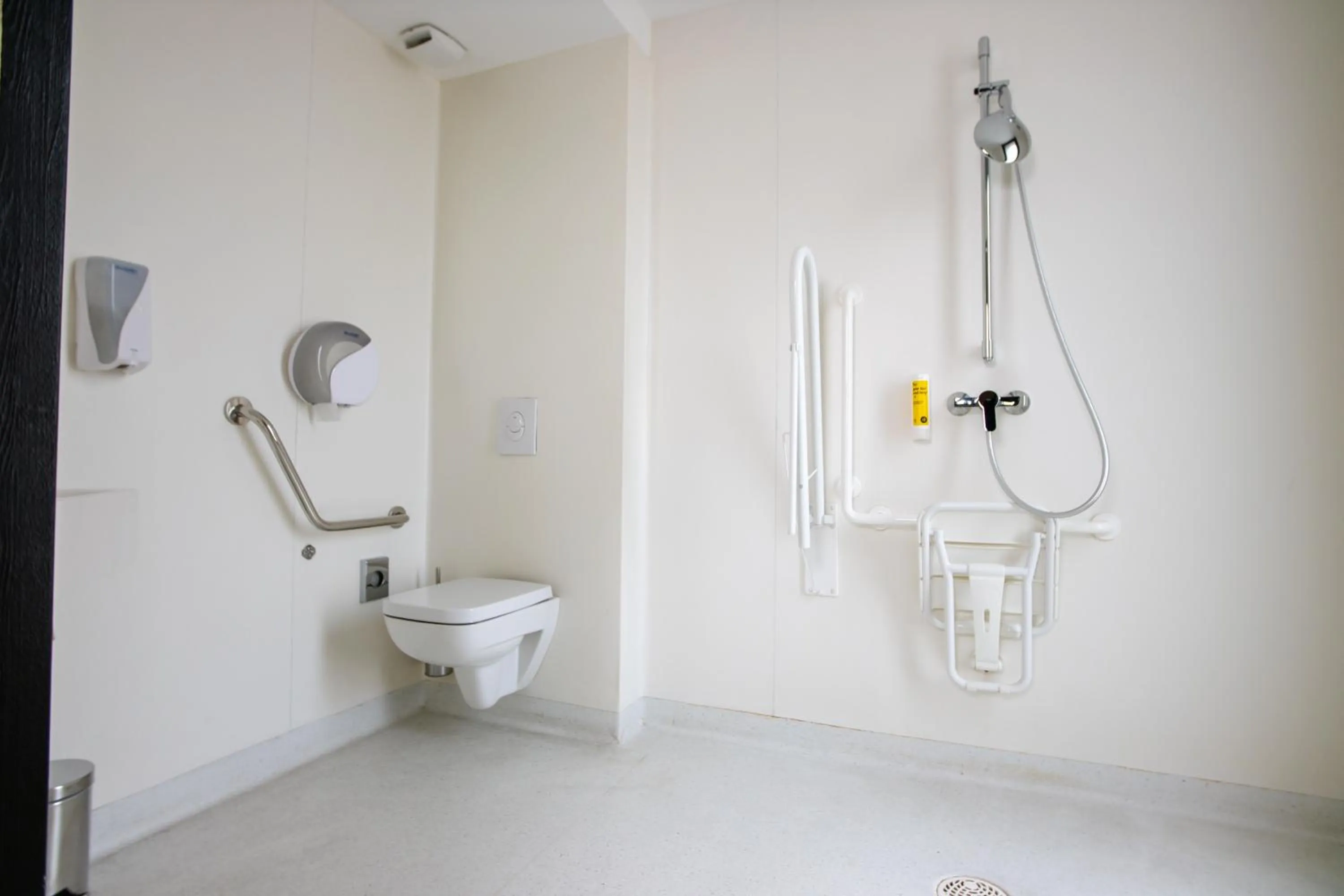 Shower in JO&JOE Paris Gentilly - Auberge de Jeunesse