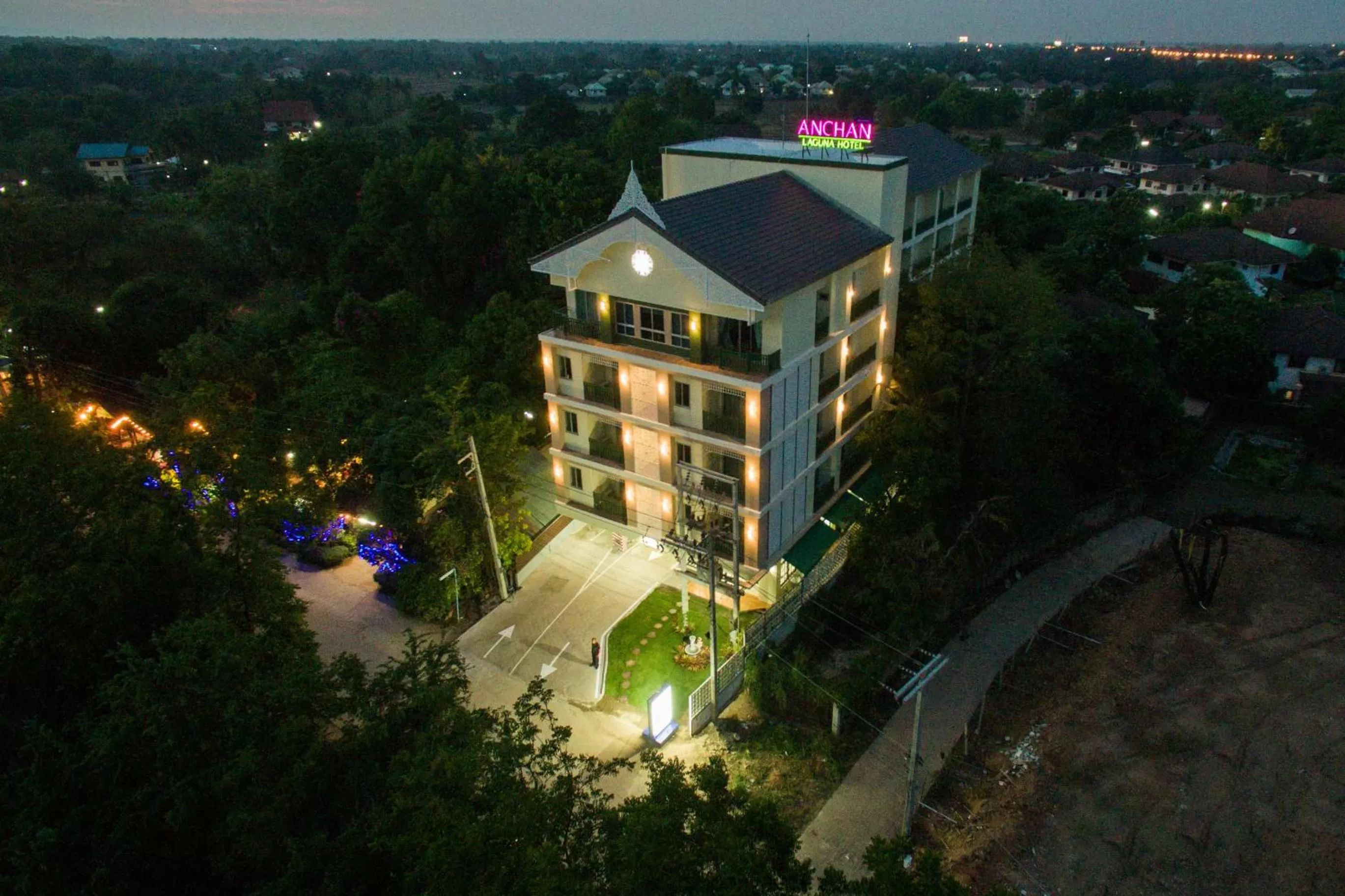 Property building in Anchan Laguna Hotel โรงแรมอัญชันลากูน่า