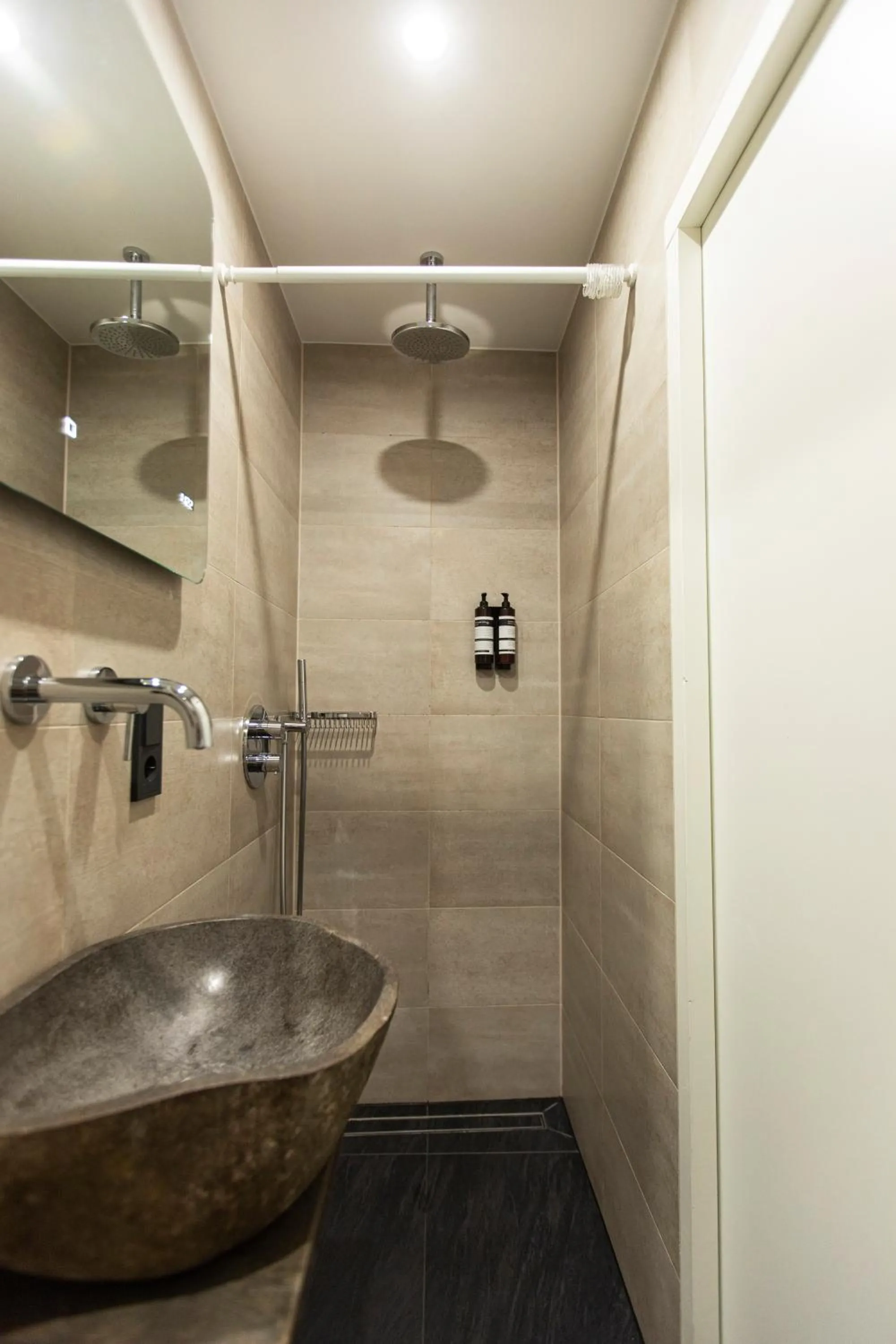 Shower in Quentin Golden Bear Hotel