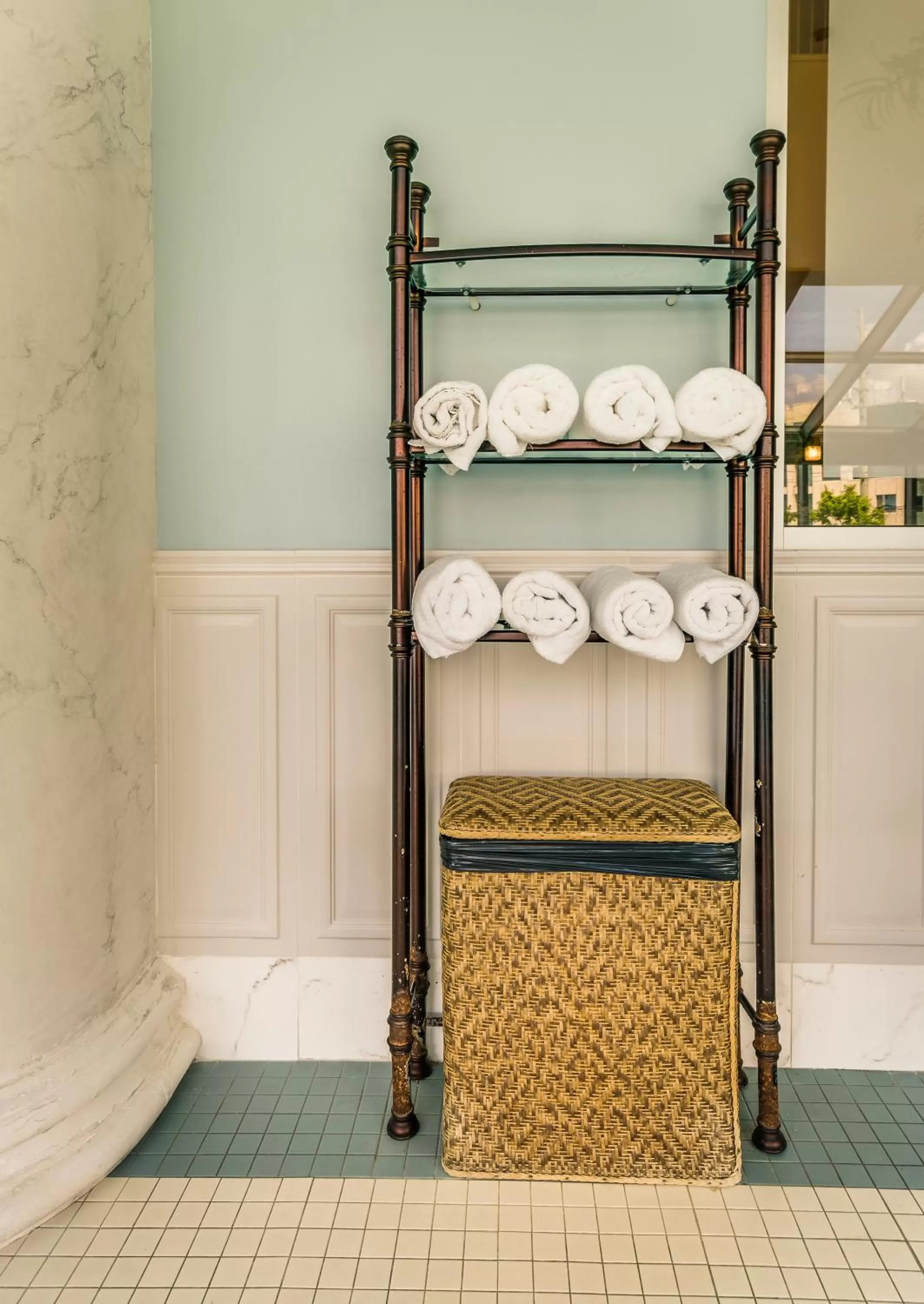 Swimming pool, Bed in Monte Carlo Inn & Suites Downtown Markham