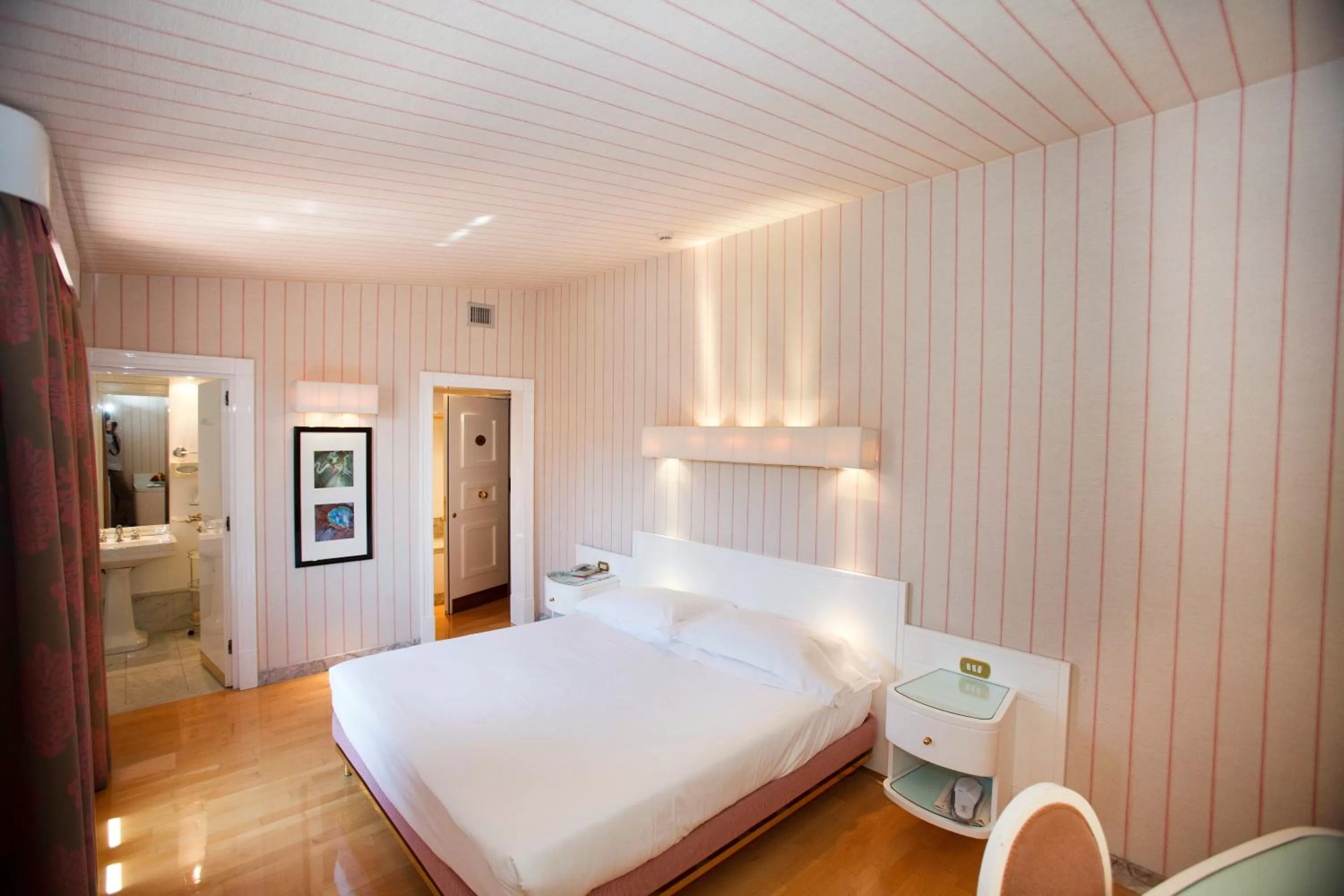 Photo of the whole room, Bed in Hotel Albani Firenze