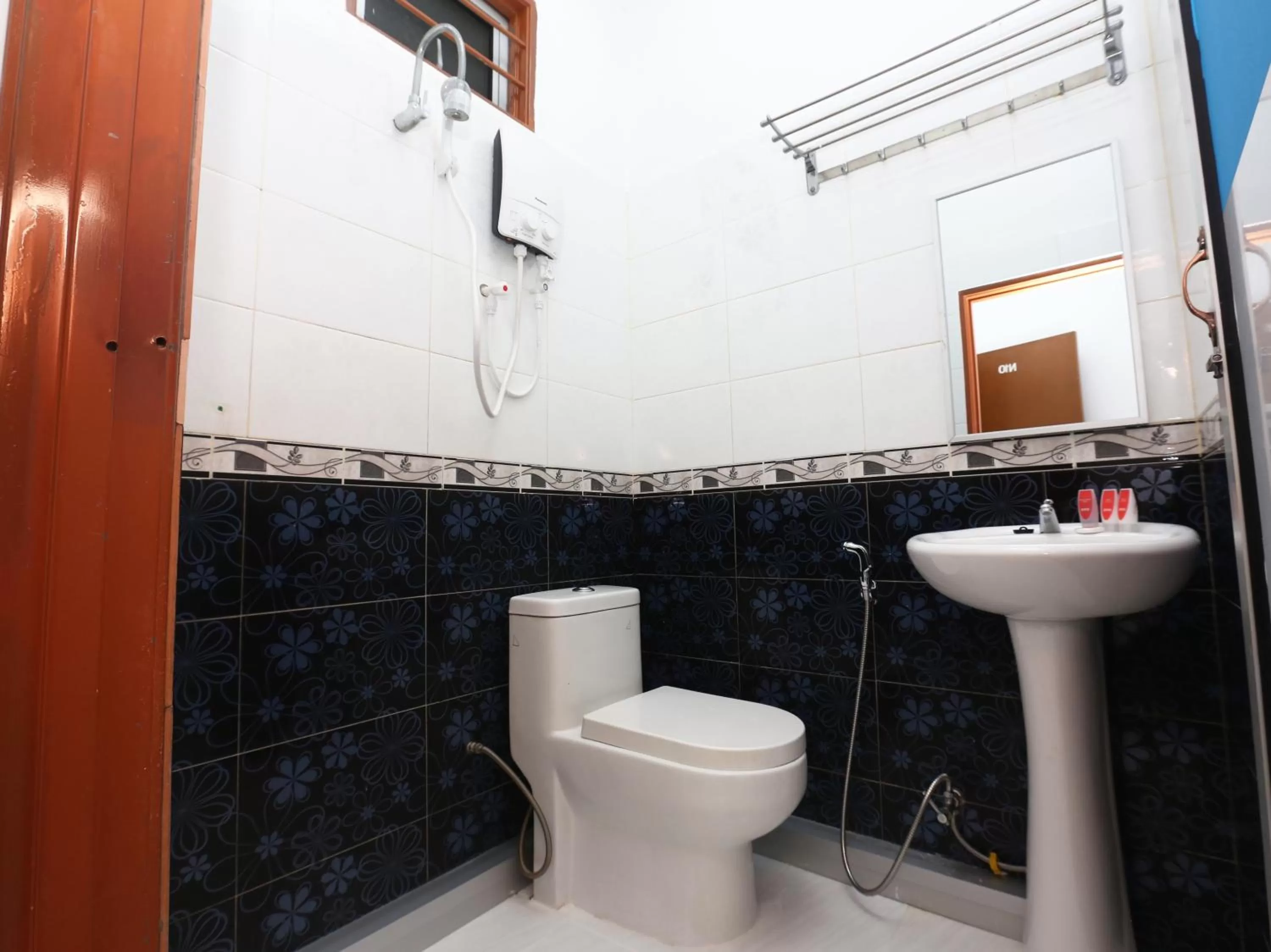 Bathroom in OYO 89435 Nusantara Group Hotel