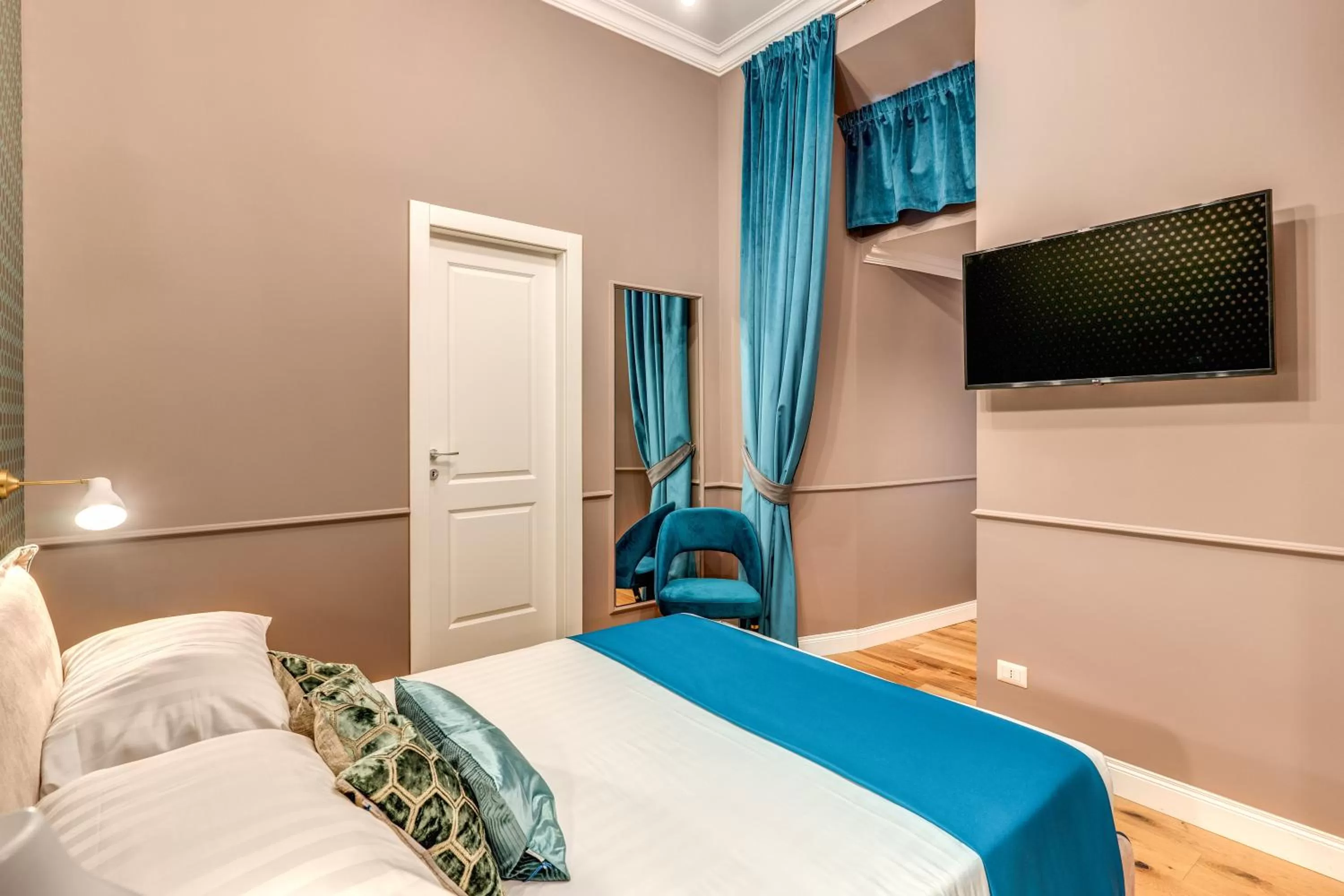 Bed in Tree Charme Parliament Boutique Hotel