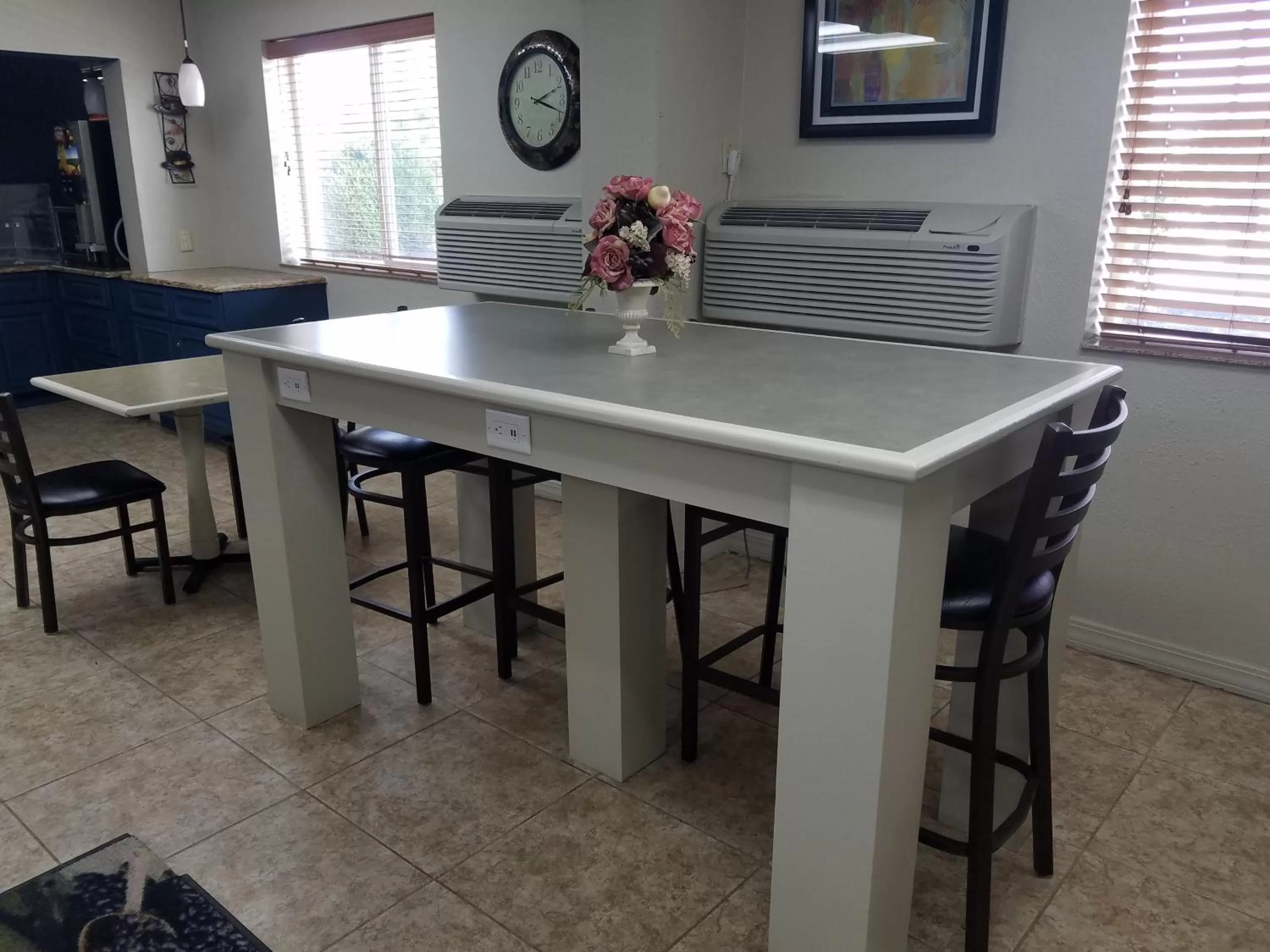 Dining area in Super 8 by Wyndham Independence Kansas City