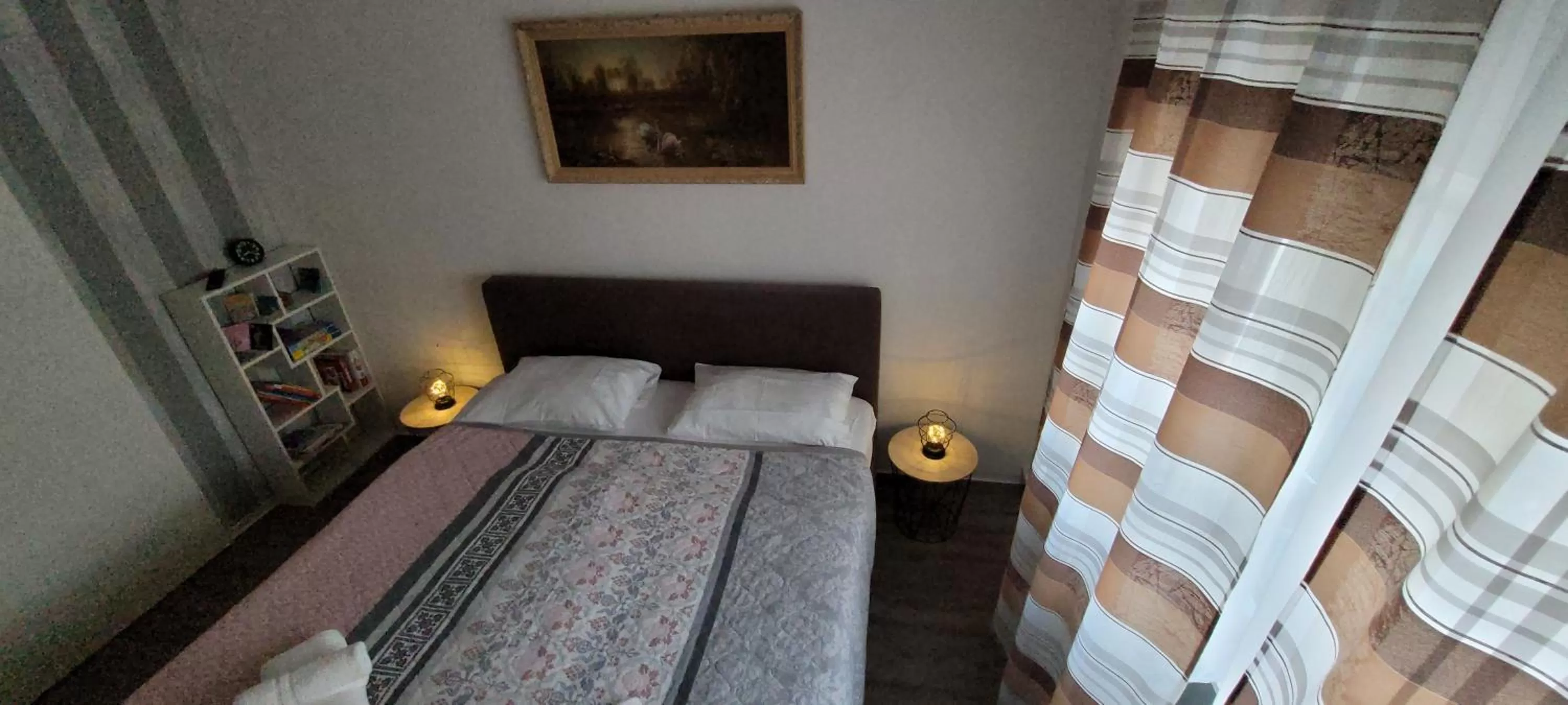 Bedroom, Bed in King Panorama mit Netflix