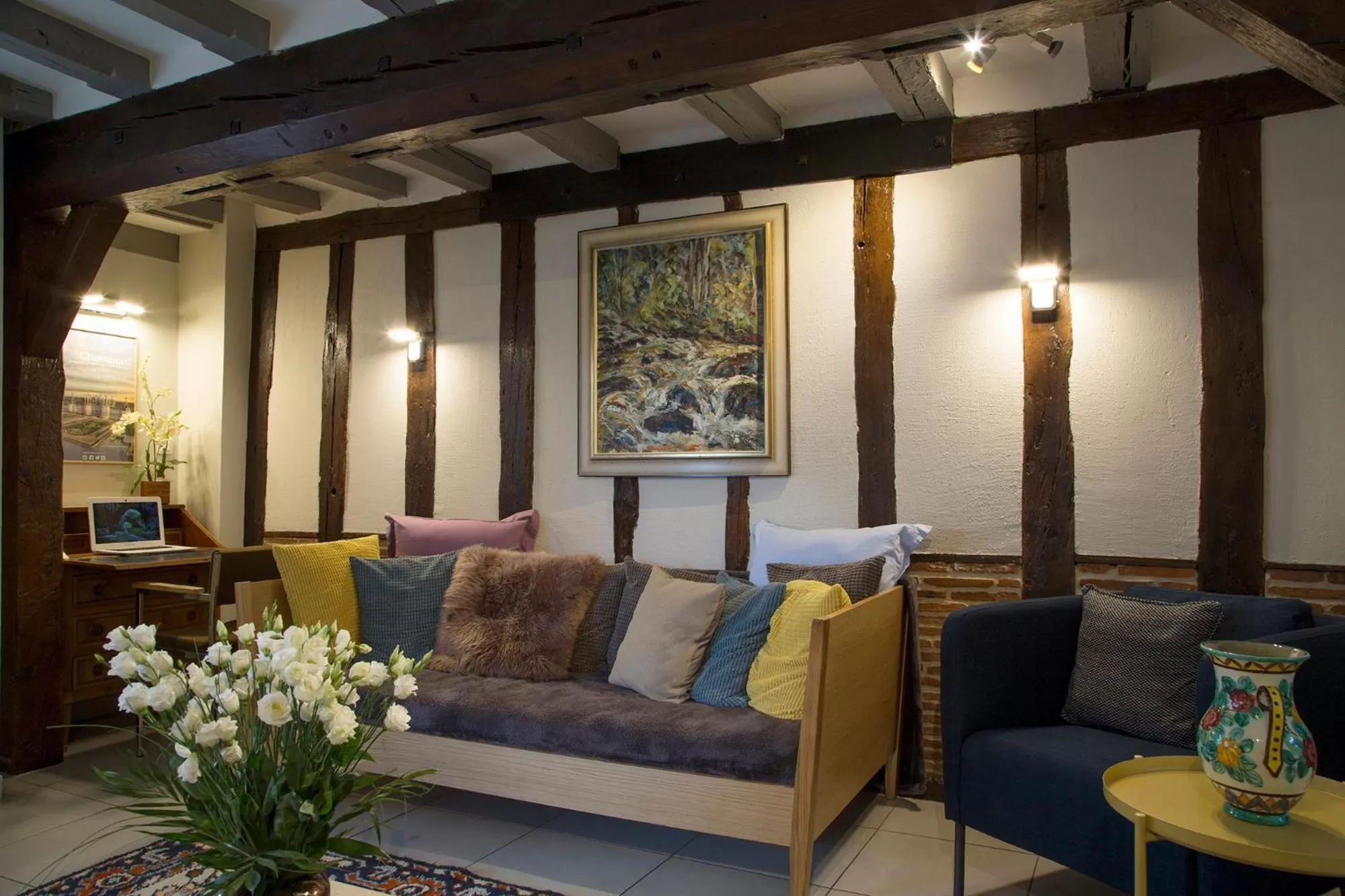 Communal lounge/ TV room in Logis Hôtel Chaptal, Amboise