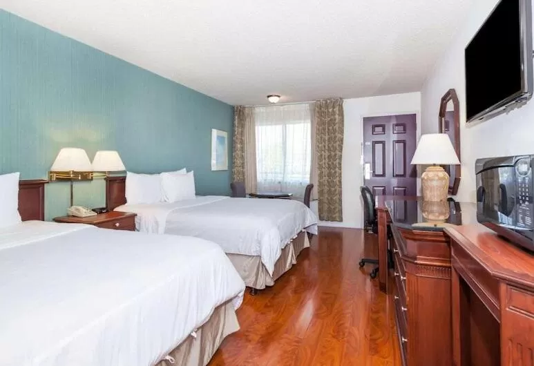 Bed in Days Inn & Suites by Wyndham Sunnyvale