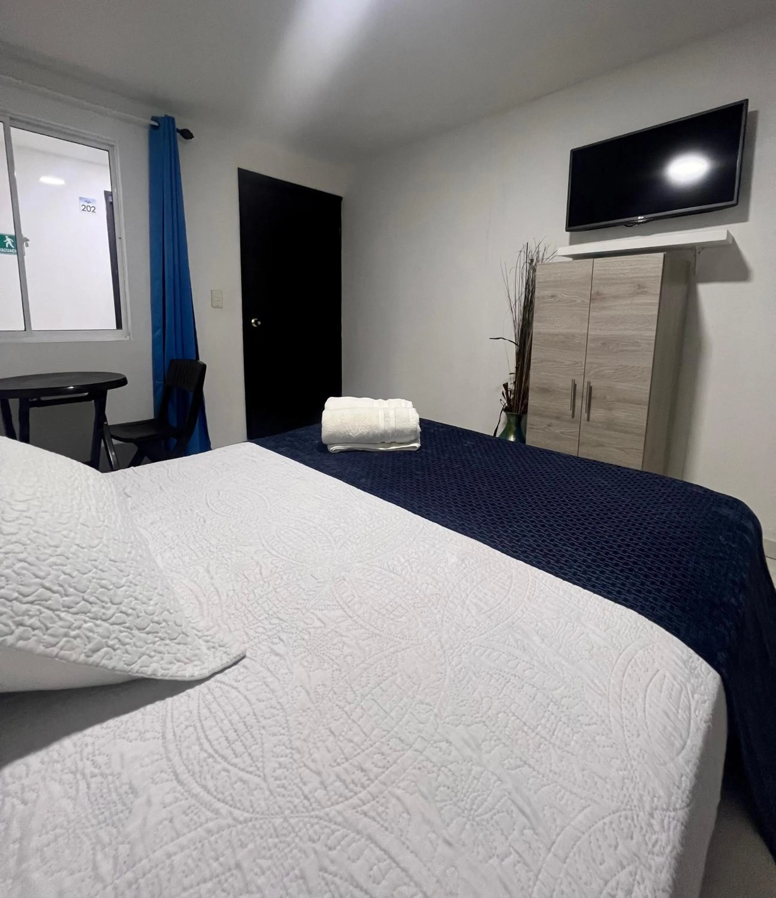 Bedroom, Bed in Blue Emerald Inn