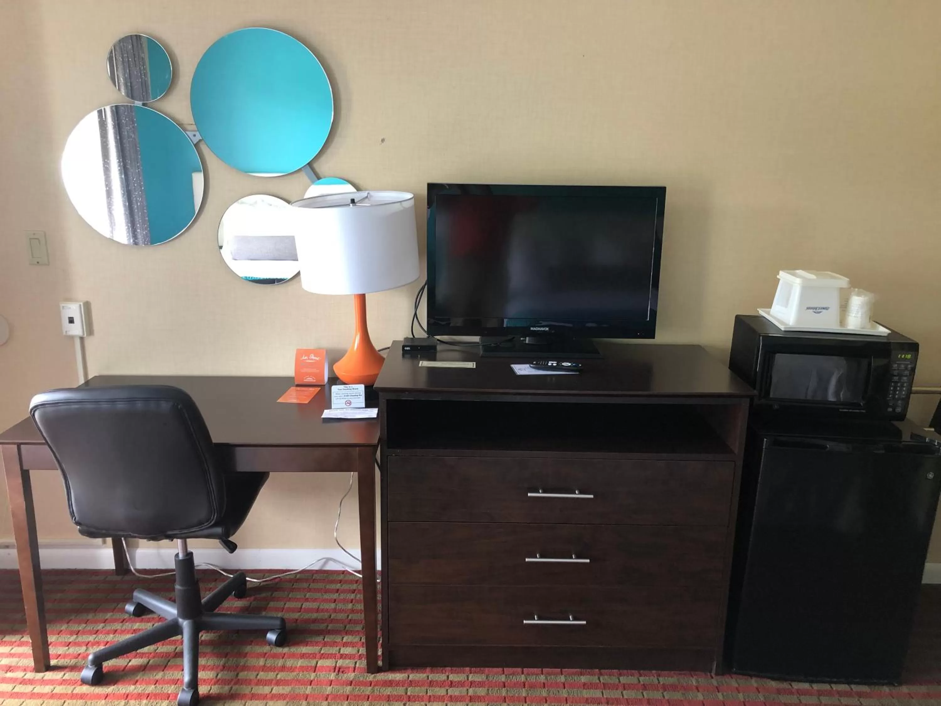 TV and multimedia in Howard Johnson by Wyndham Rocky Hill