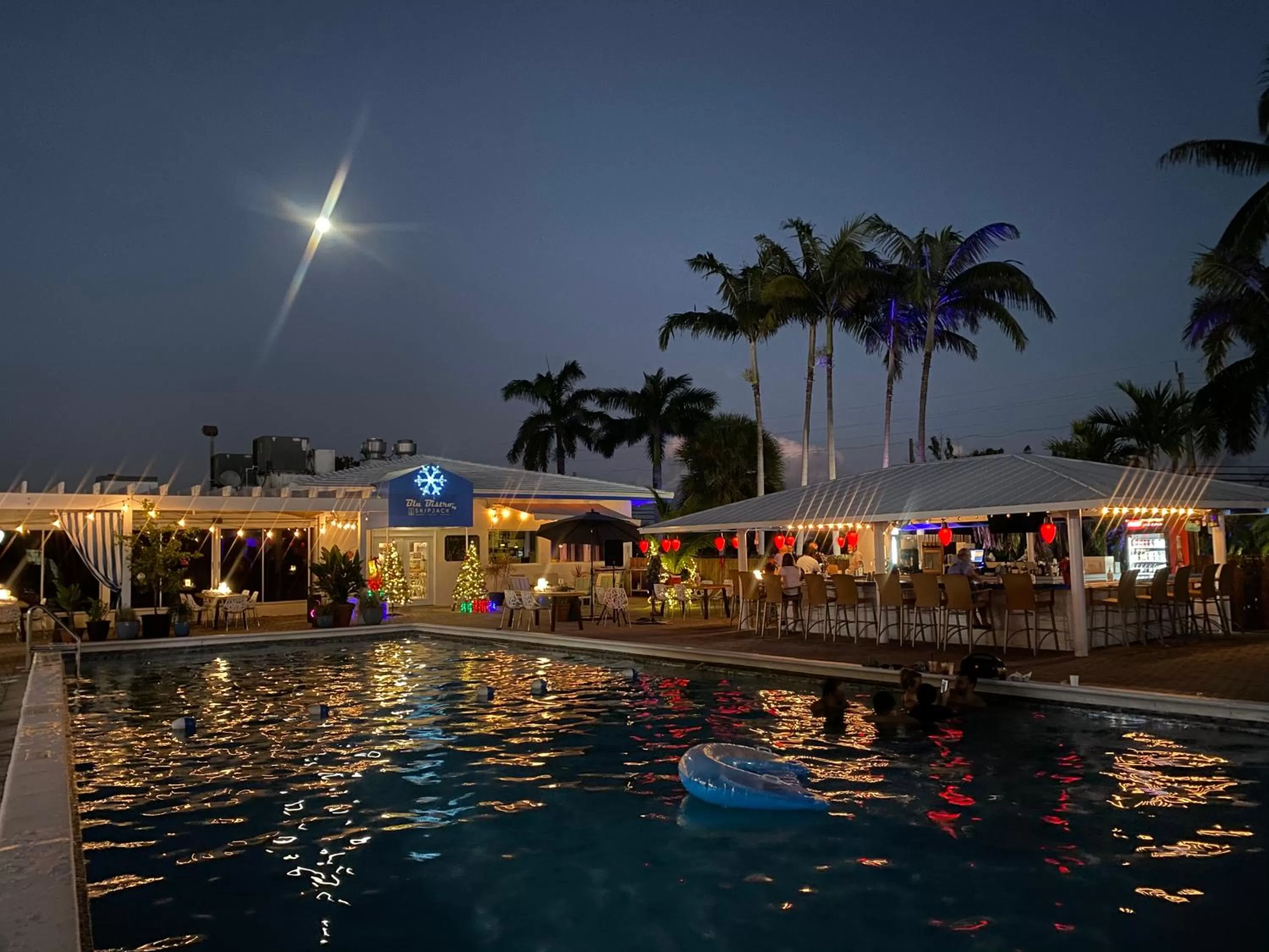 Swimming pool in Skipjack Resort & Marina
