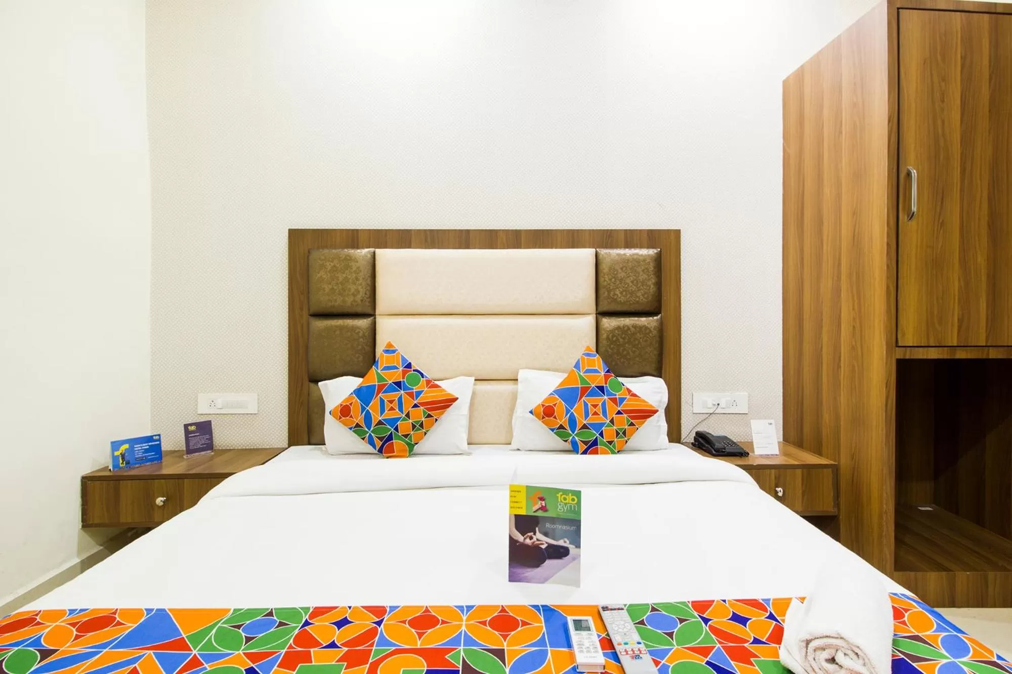 Bedroom, Bed in FabHotel Royal Villa Hussainpura Chowk