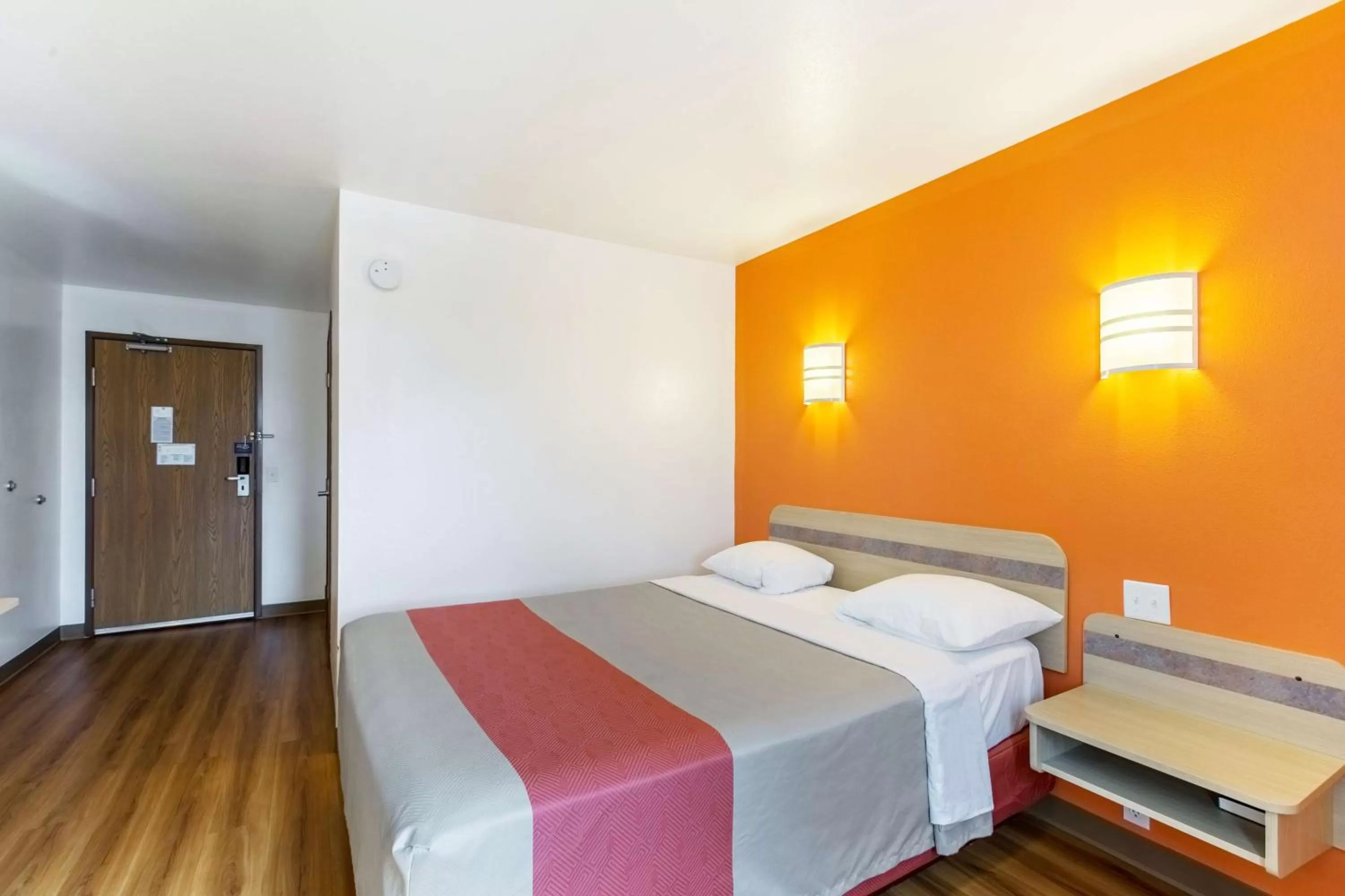 Bedroom, Bed in Motel 6-Baraboo, WI - Lake Delton-Wisconsin Dells