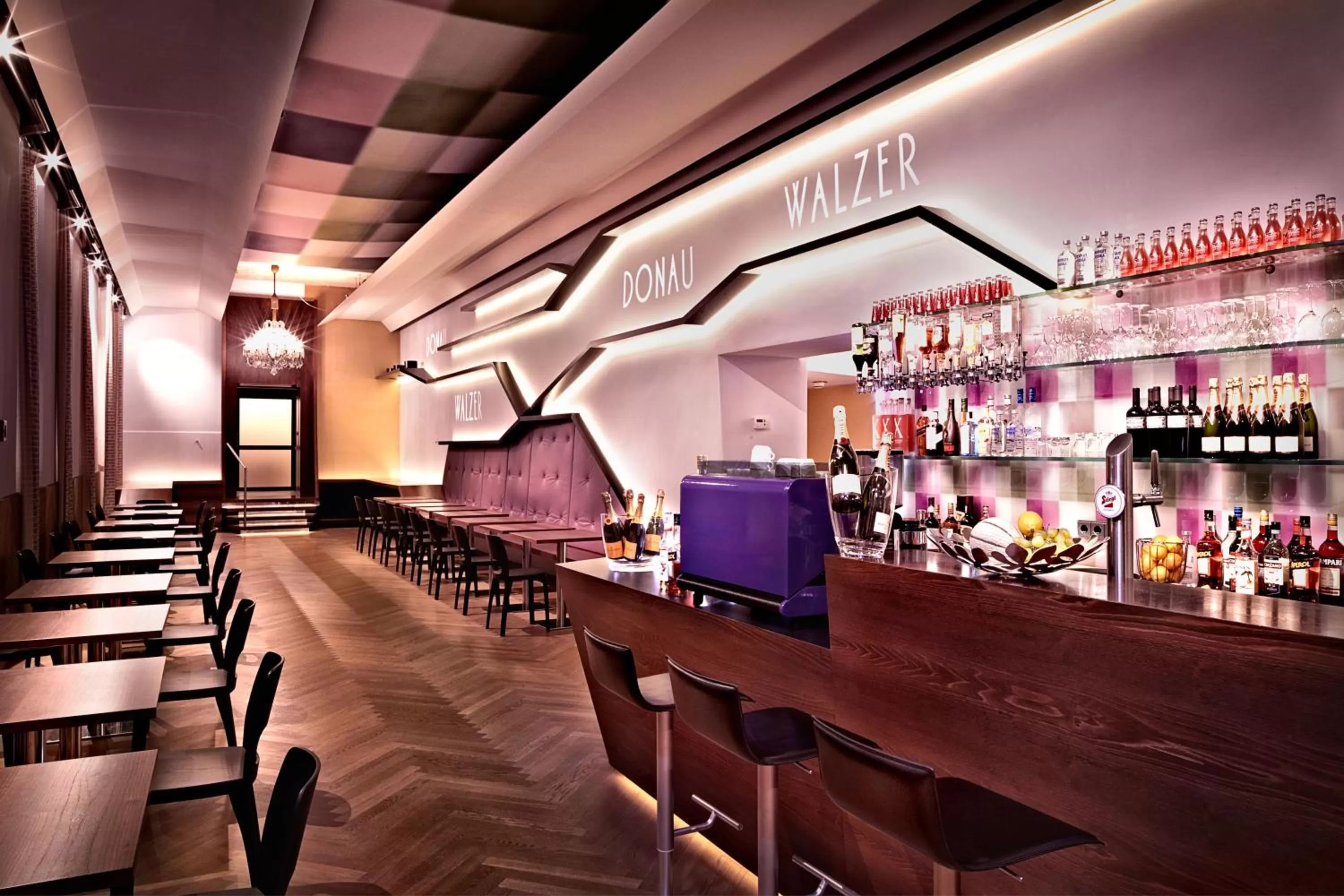 Lounge or bar in BoutiqueHOTEL Donauwalzer