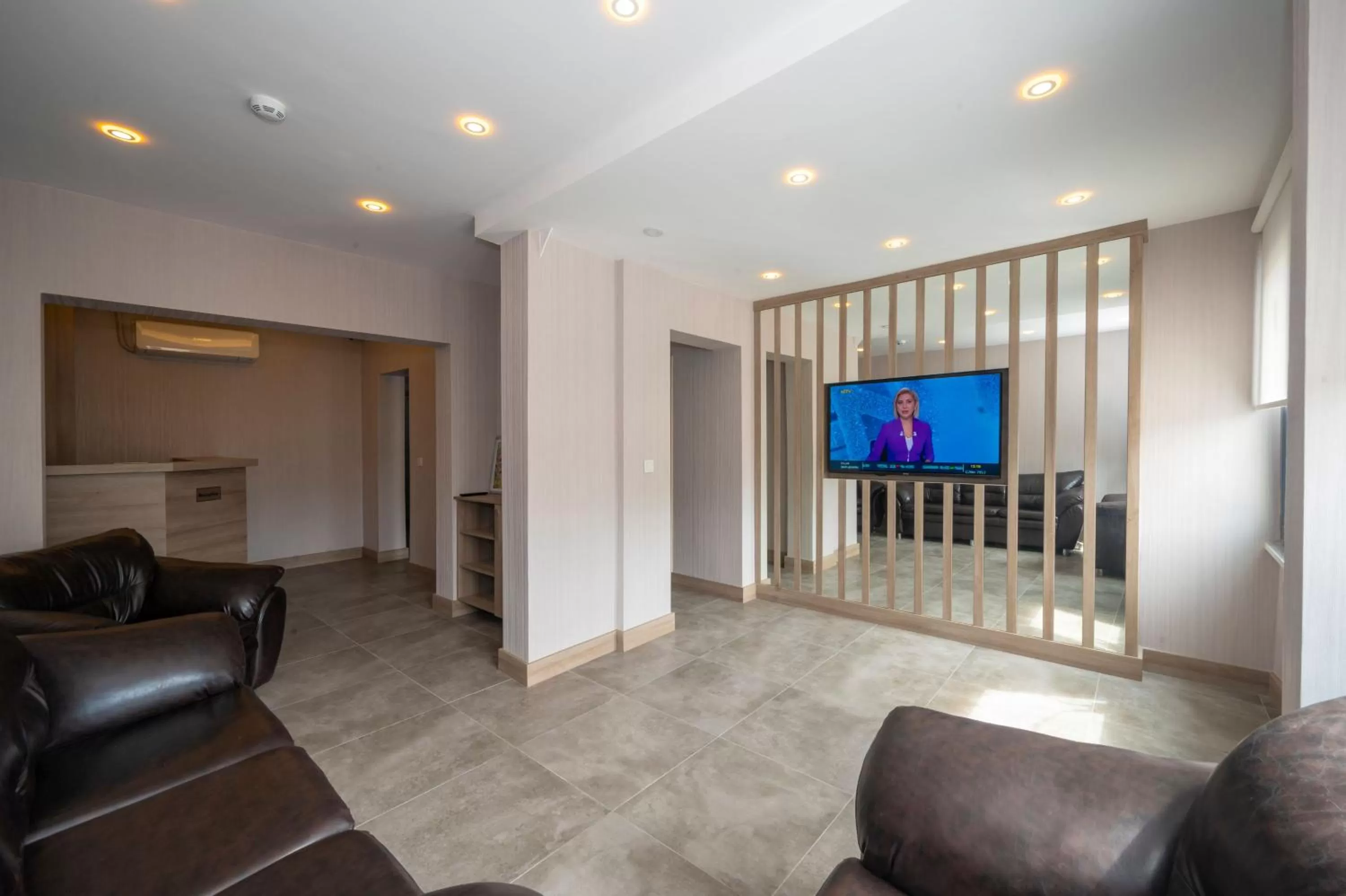 Communal lounge/ TV room in Okda Hotel