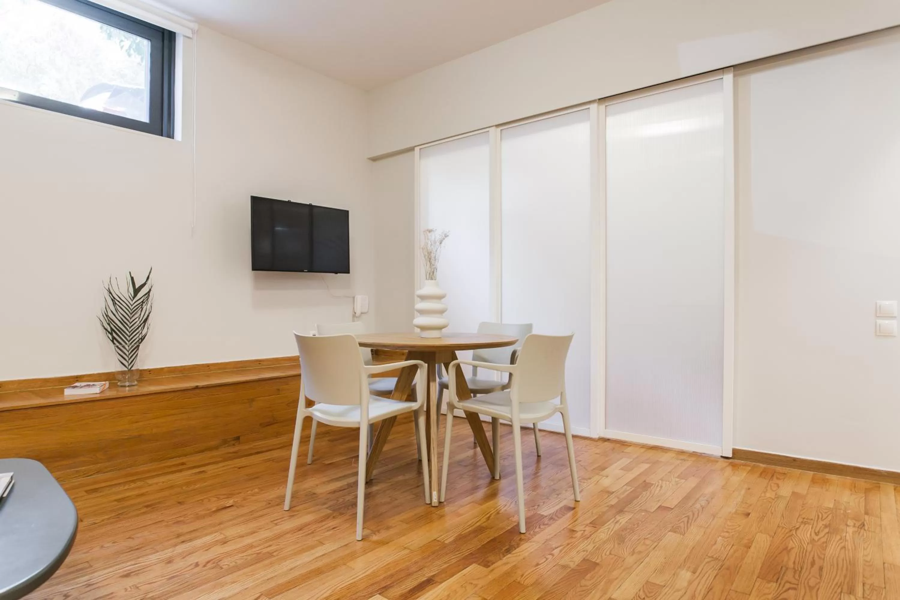 Dining Area in ZOIA The Hill by UPSTREET