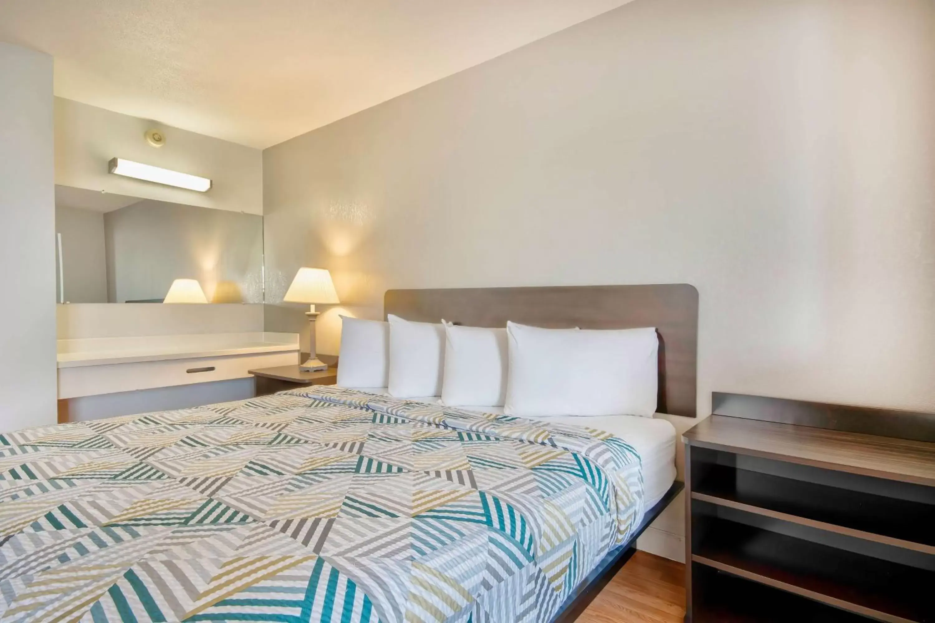 King Room with Roll-in Shower - Disability Access - Non-Smoking in Motel 6-Springfield, OH King Room with Roll-in Shower - Disability Access - Non-Smoking in Motel 6-Springfield, OH