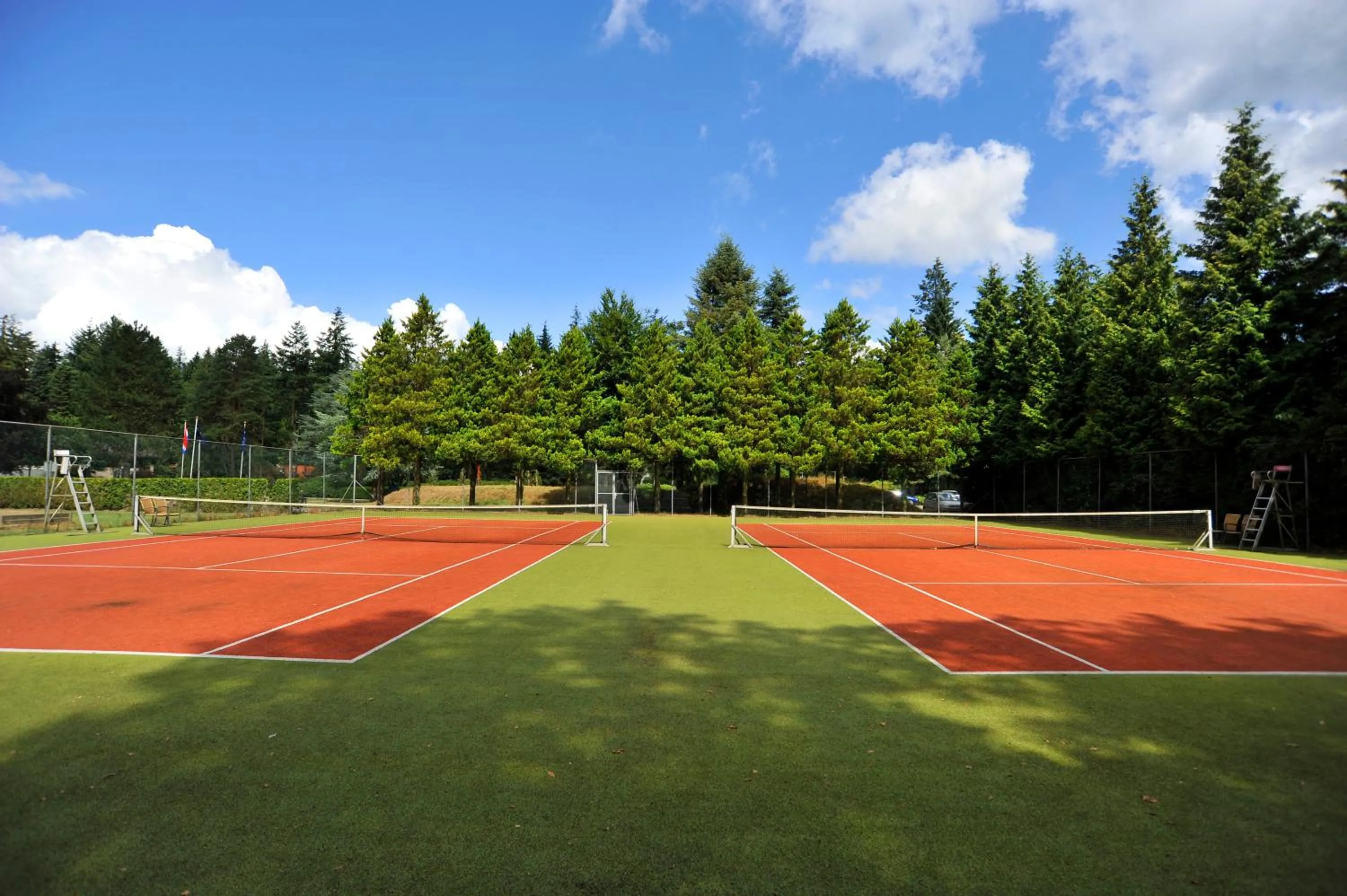 Tennis court in Fletcher Hotel Restaurant Victoria-Hoenderloo