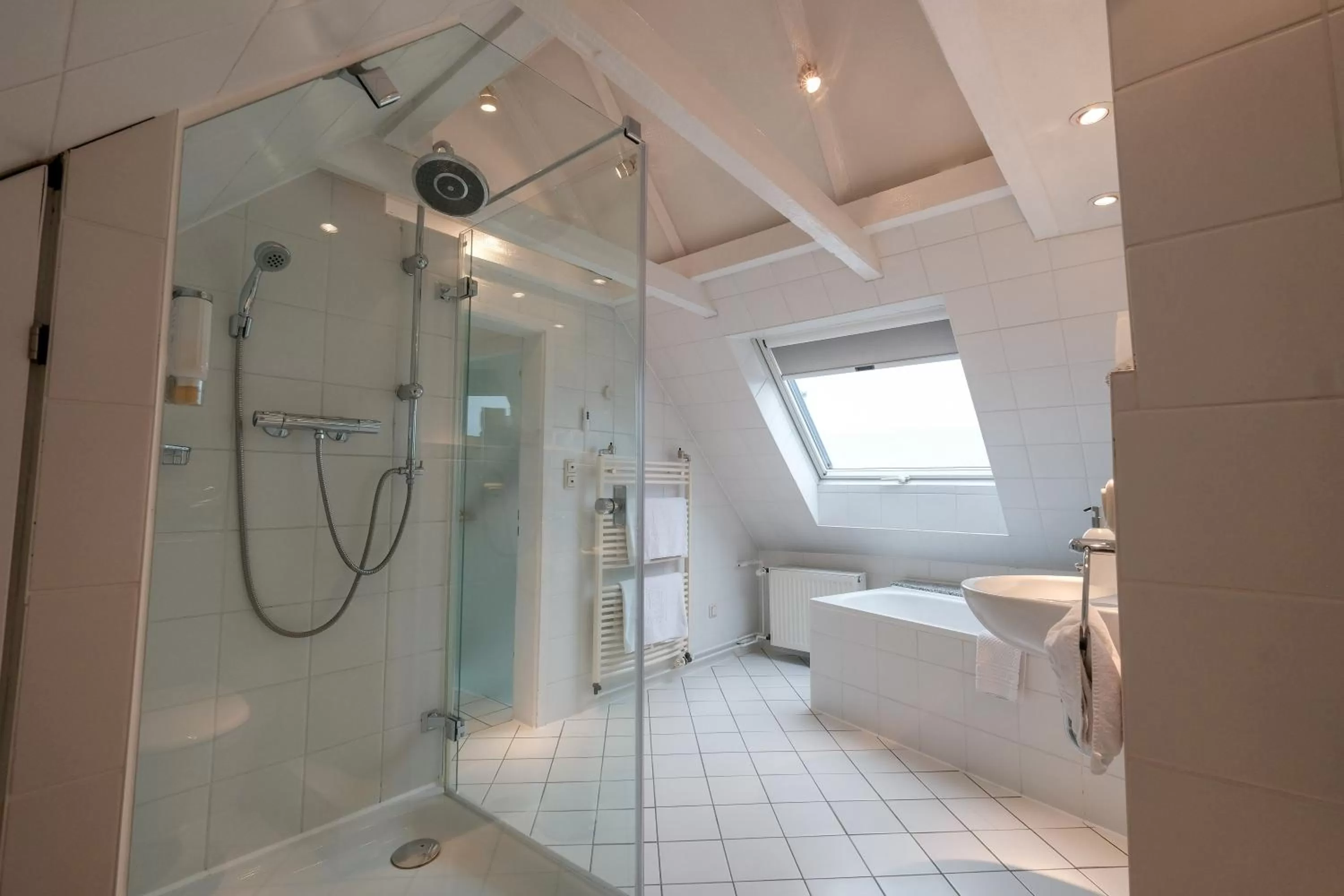 Bathroom in Hotel Savoy Hannover