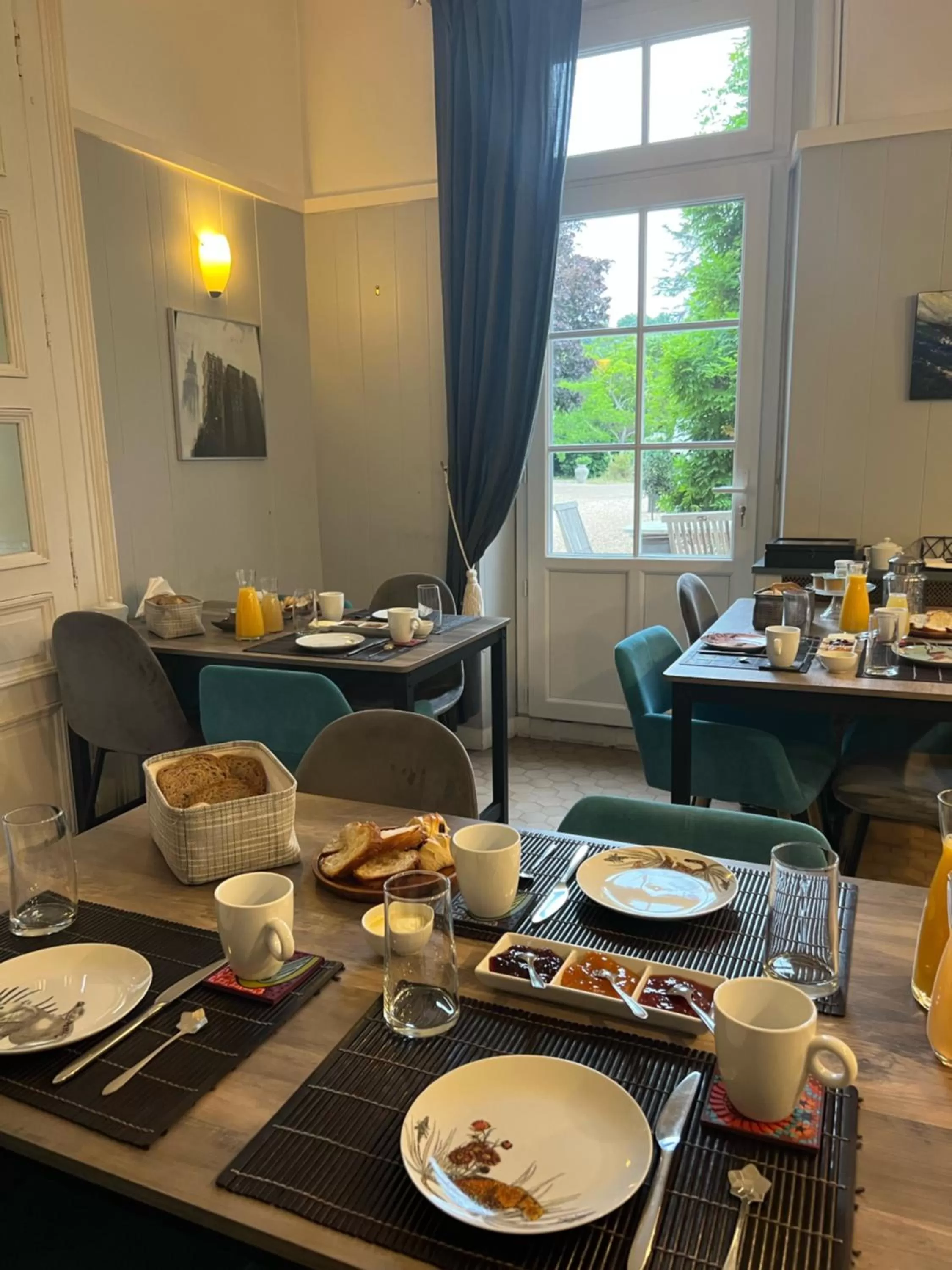 Lounge or bar in Chambres d'hôtes & Spa Les Perce Neige