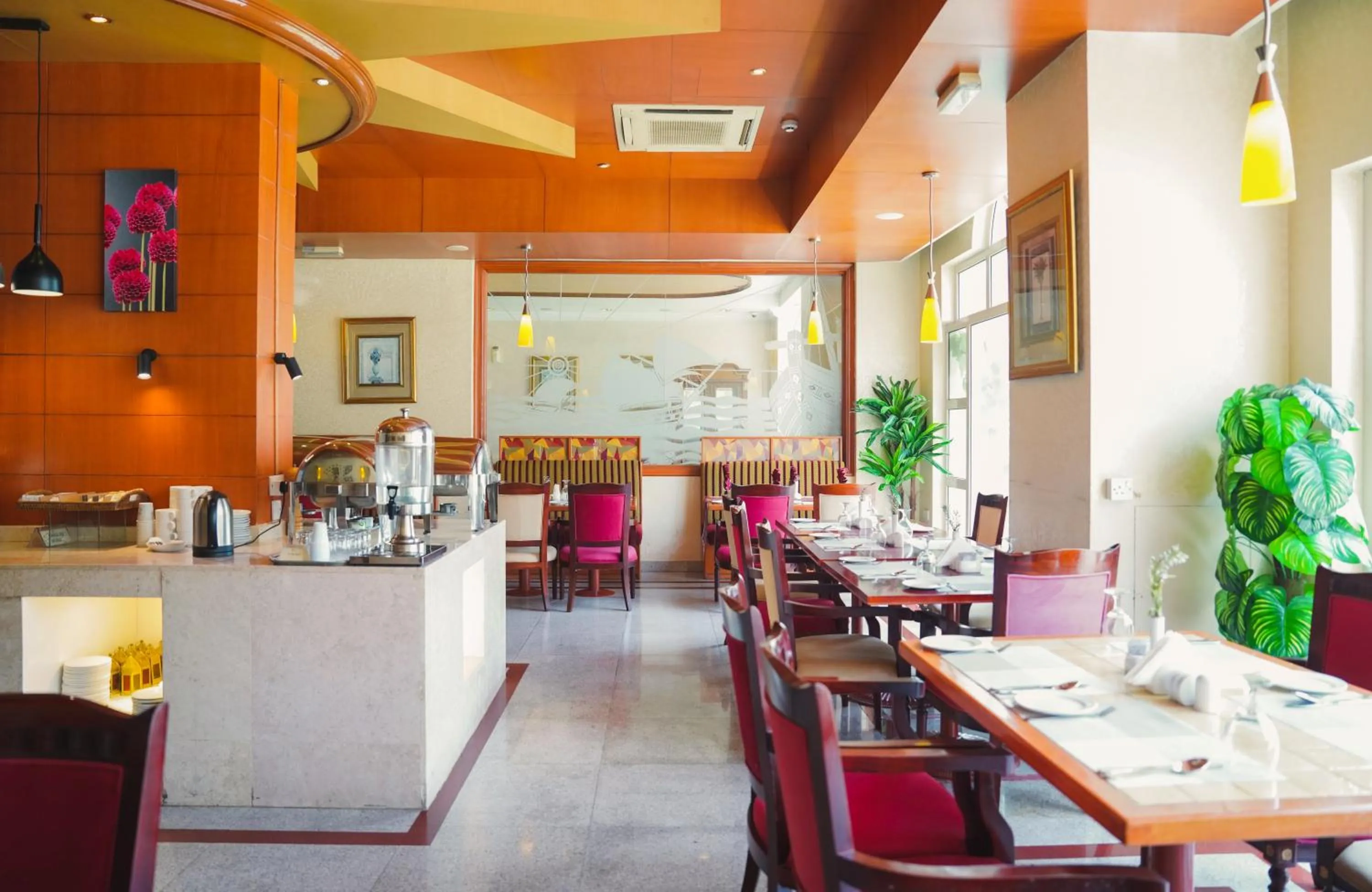 Restaurant/places to eat in Safeer International Hotel By Brothers International