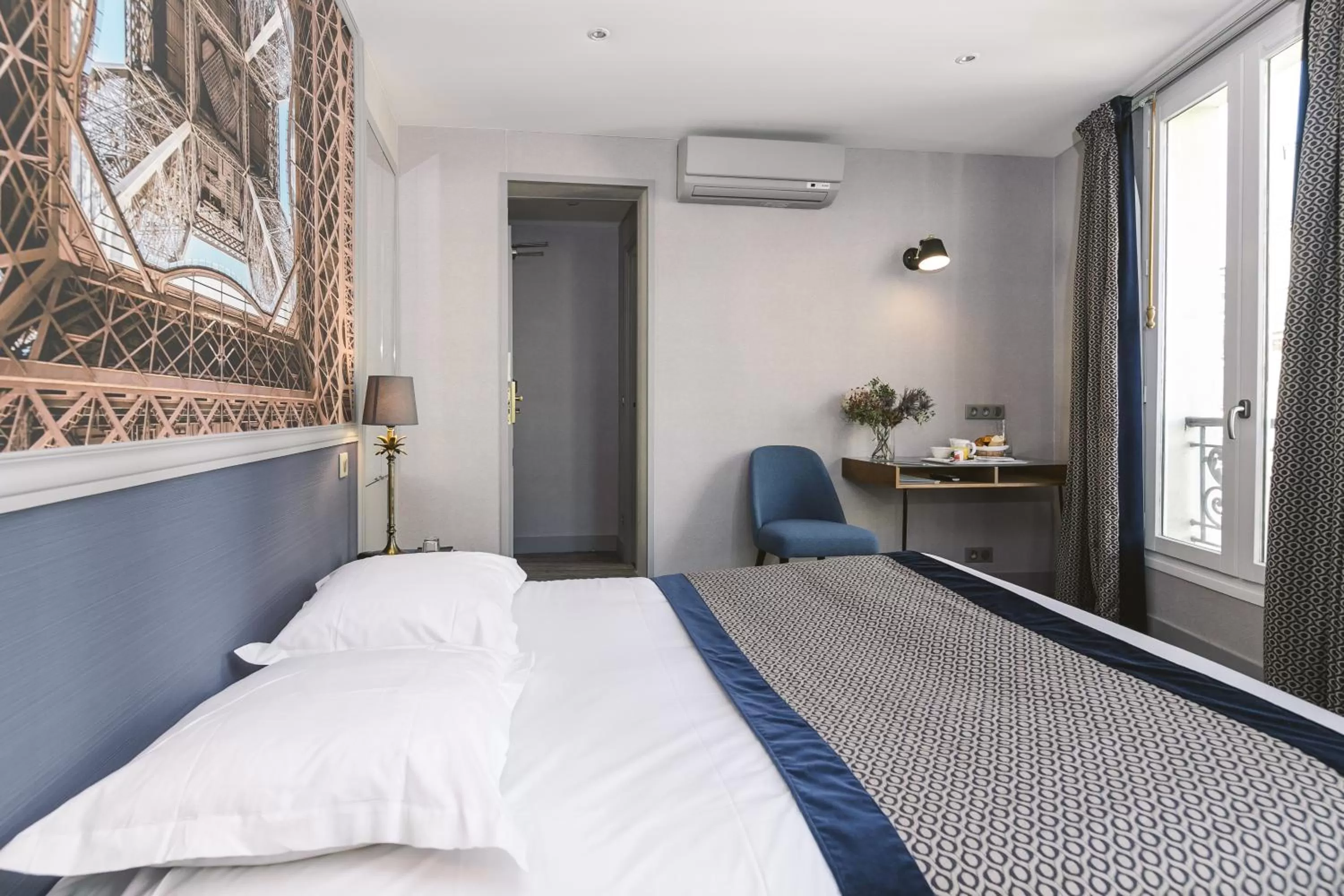 Photo of the whole room, Bed in Hotel Saint Christophe