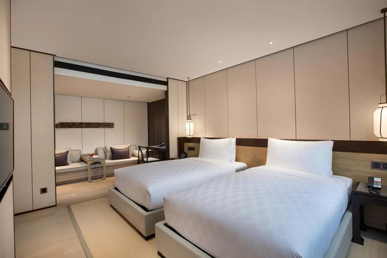 Seating area, Bed in HUALUXE Xi'an Tanghua by IHG