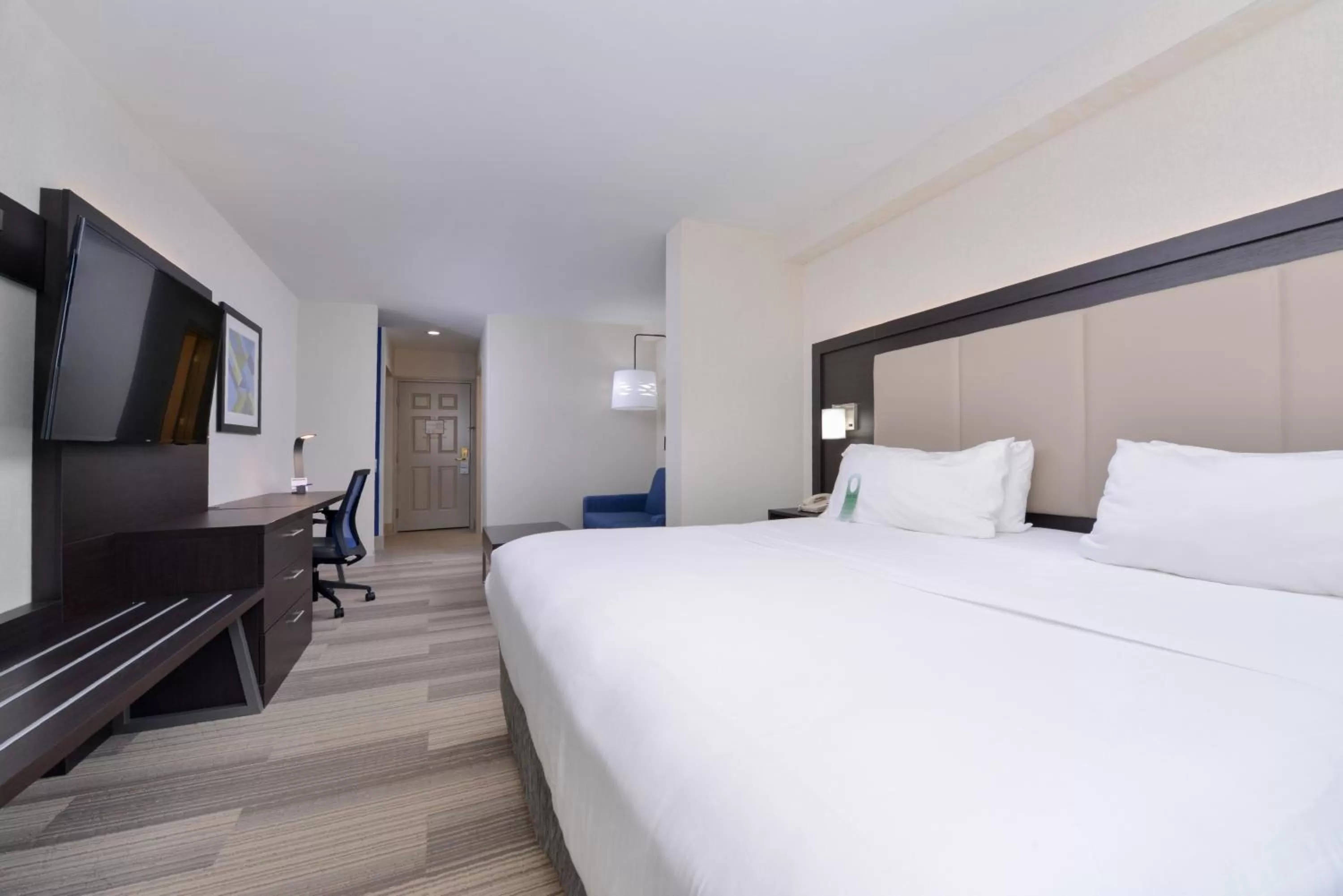 Photo of the whole room, Bed in Holiday Inn Express Mystic by IHG