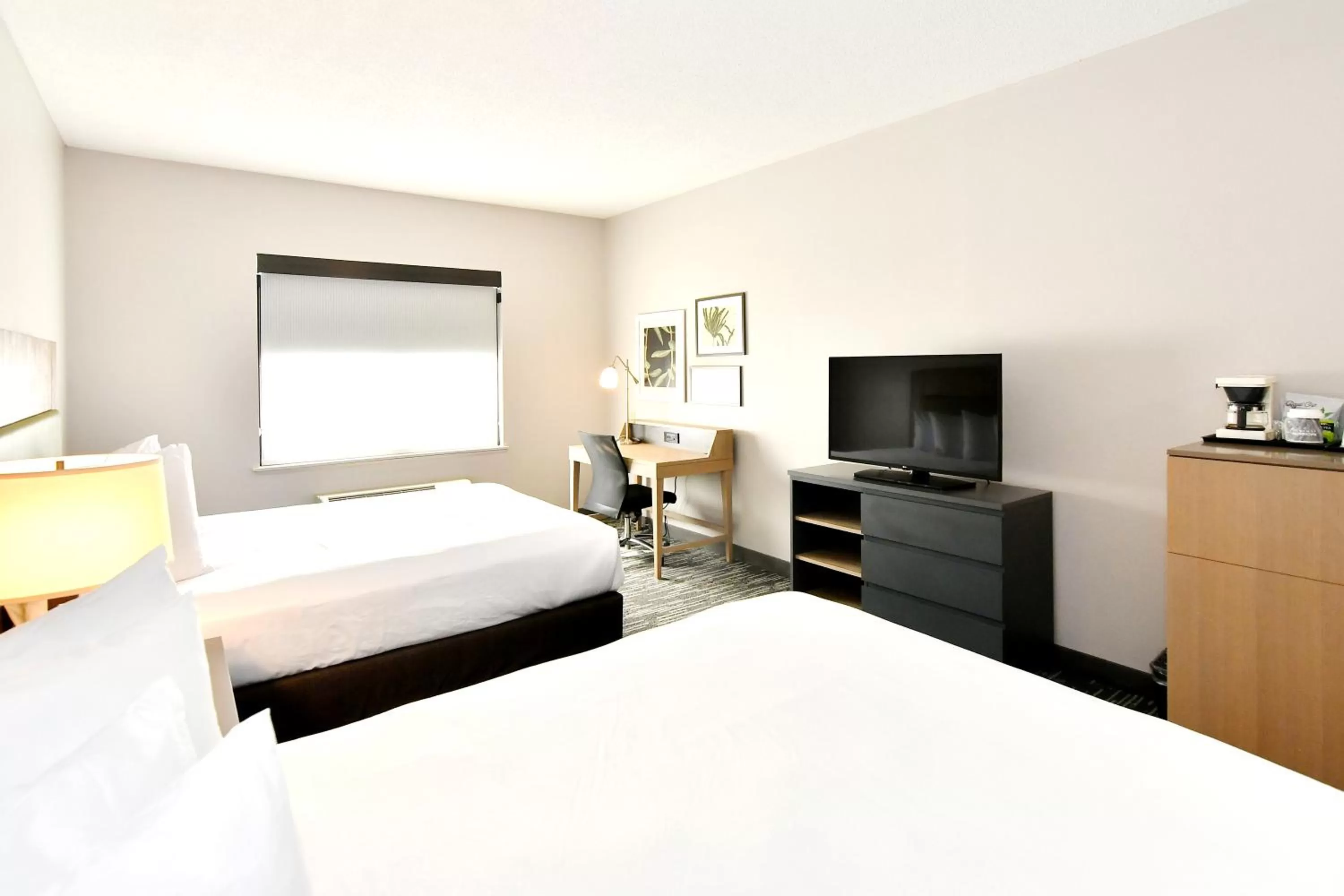 Bed in Country Inn & Suites by Radisson, Mount Morris, NY