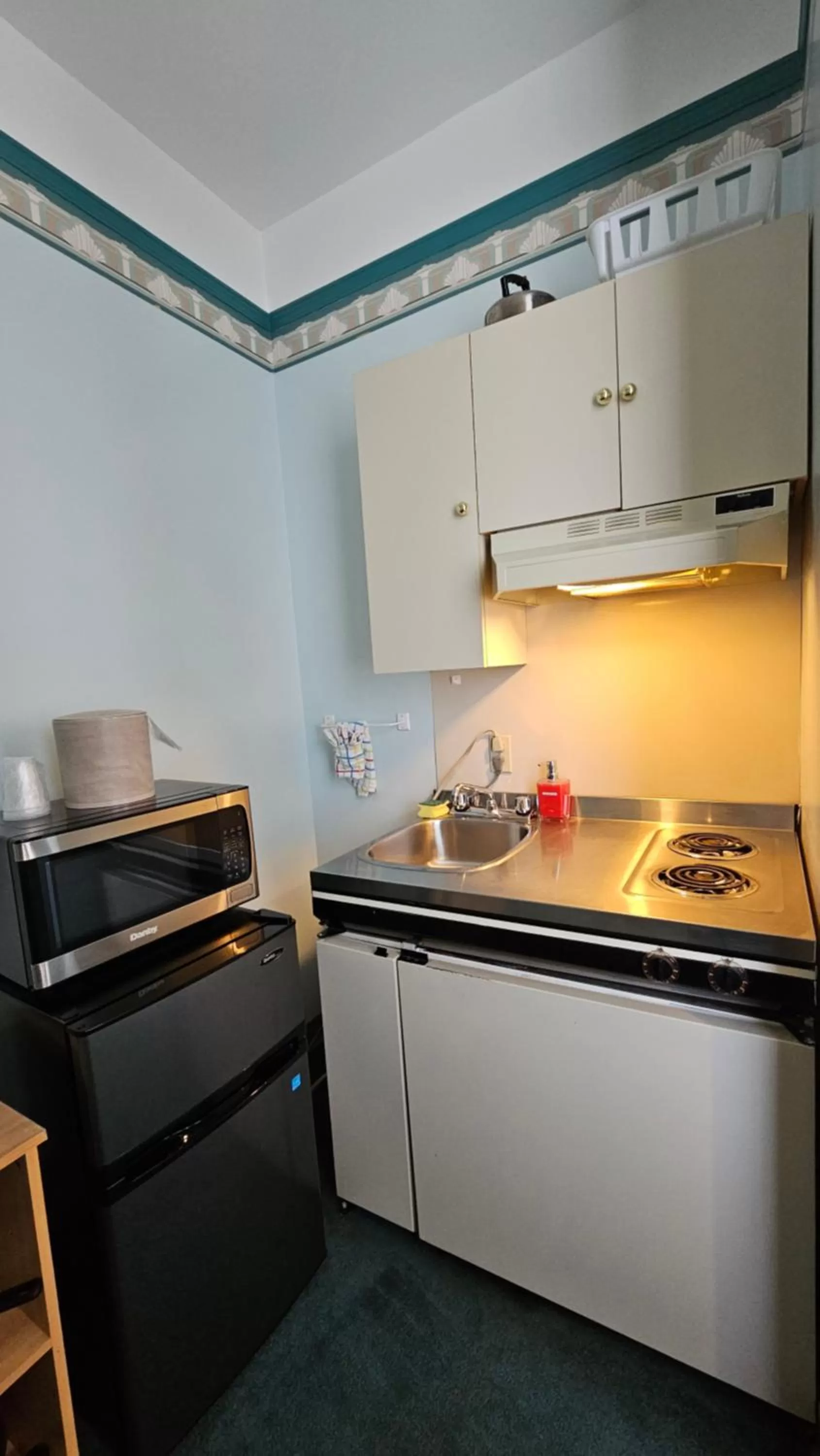 Kitchen or kitchenette in The Cedars Inn Hotel & Convention Centre