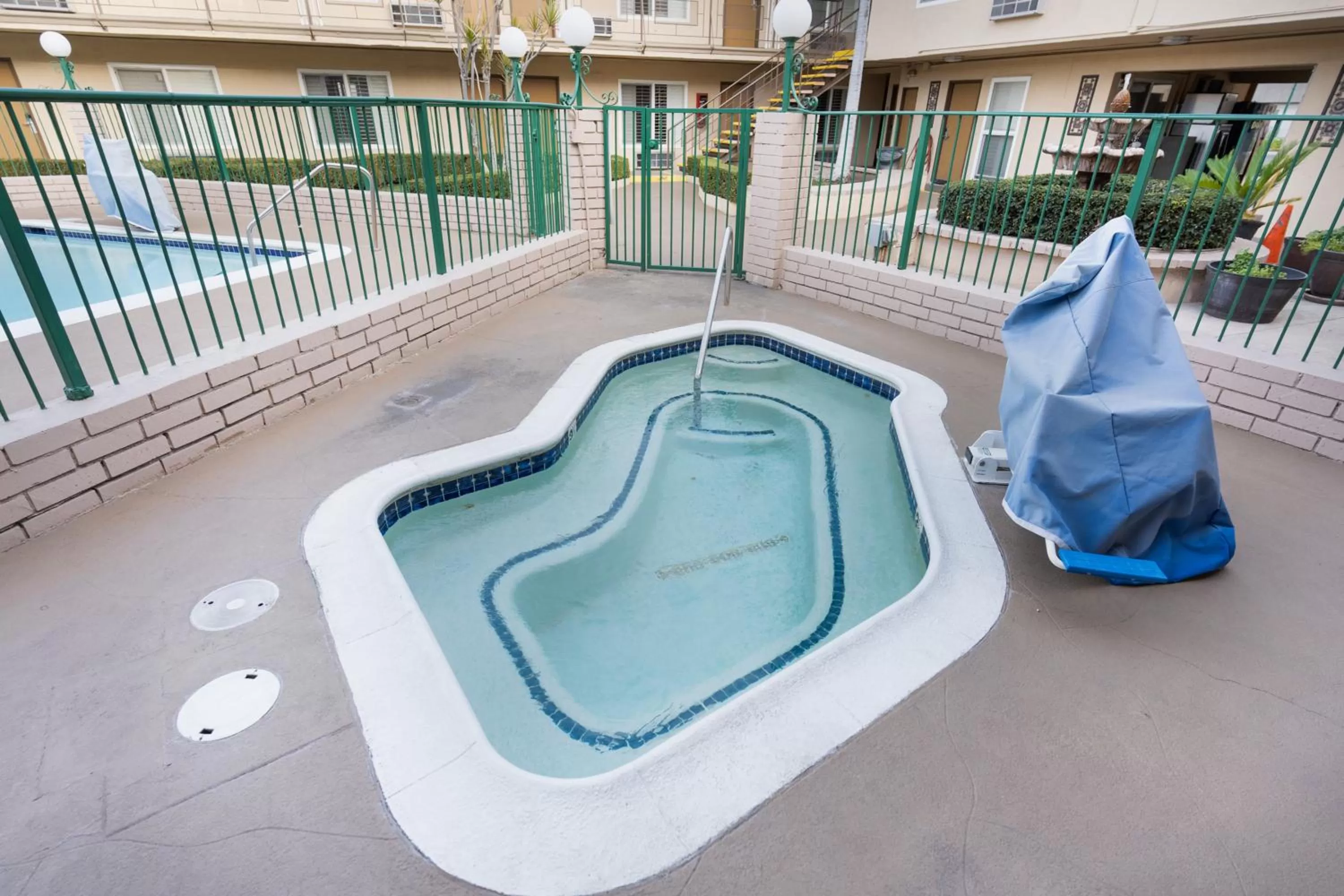 Hot Tub in Americas Best Value Inn & Suites Anaheim