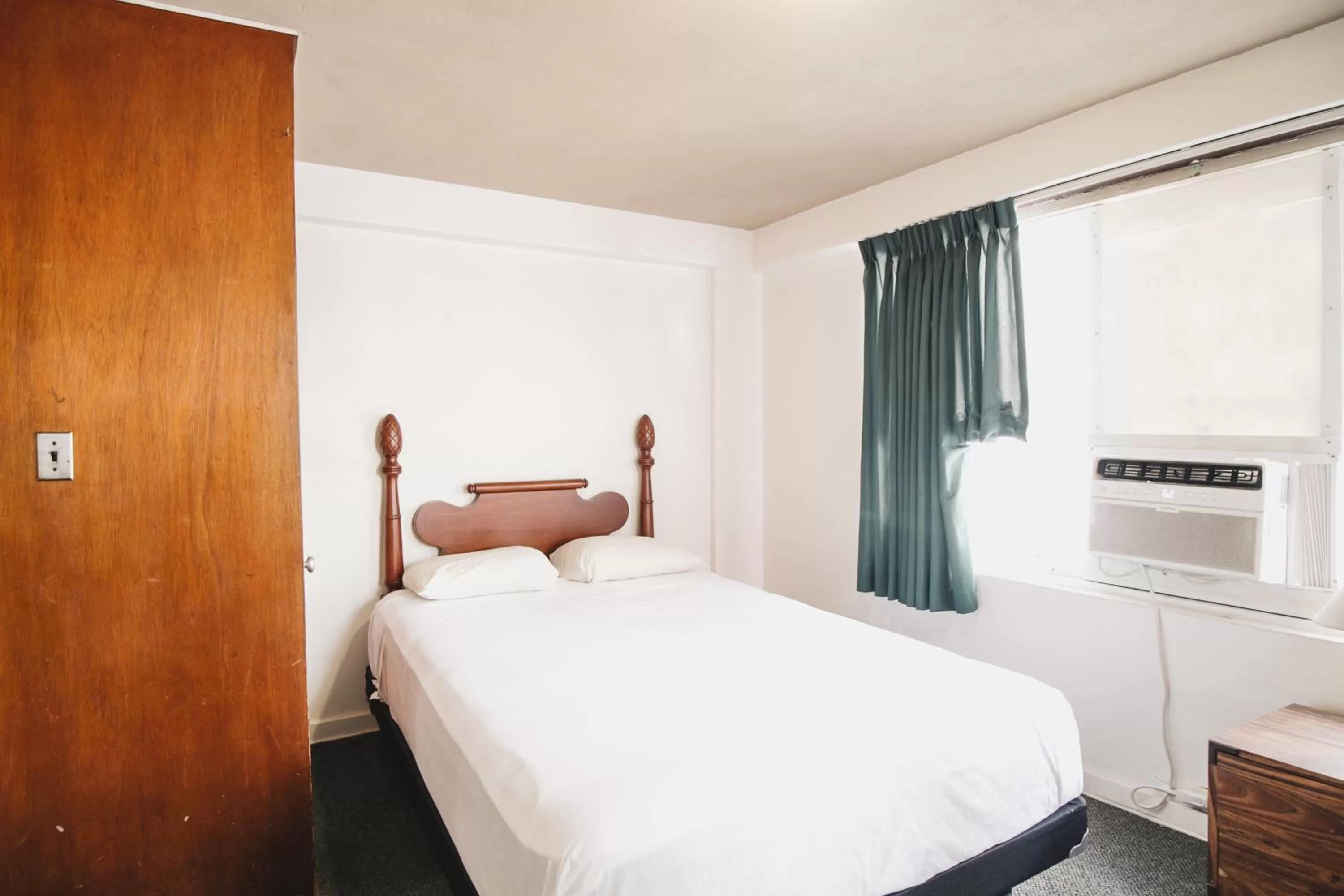 Bed in Royal Grove Waikiki