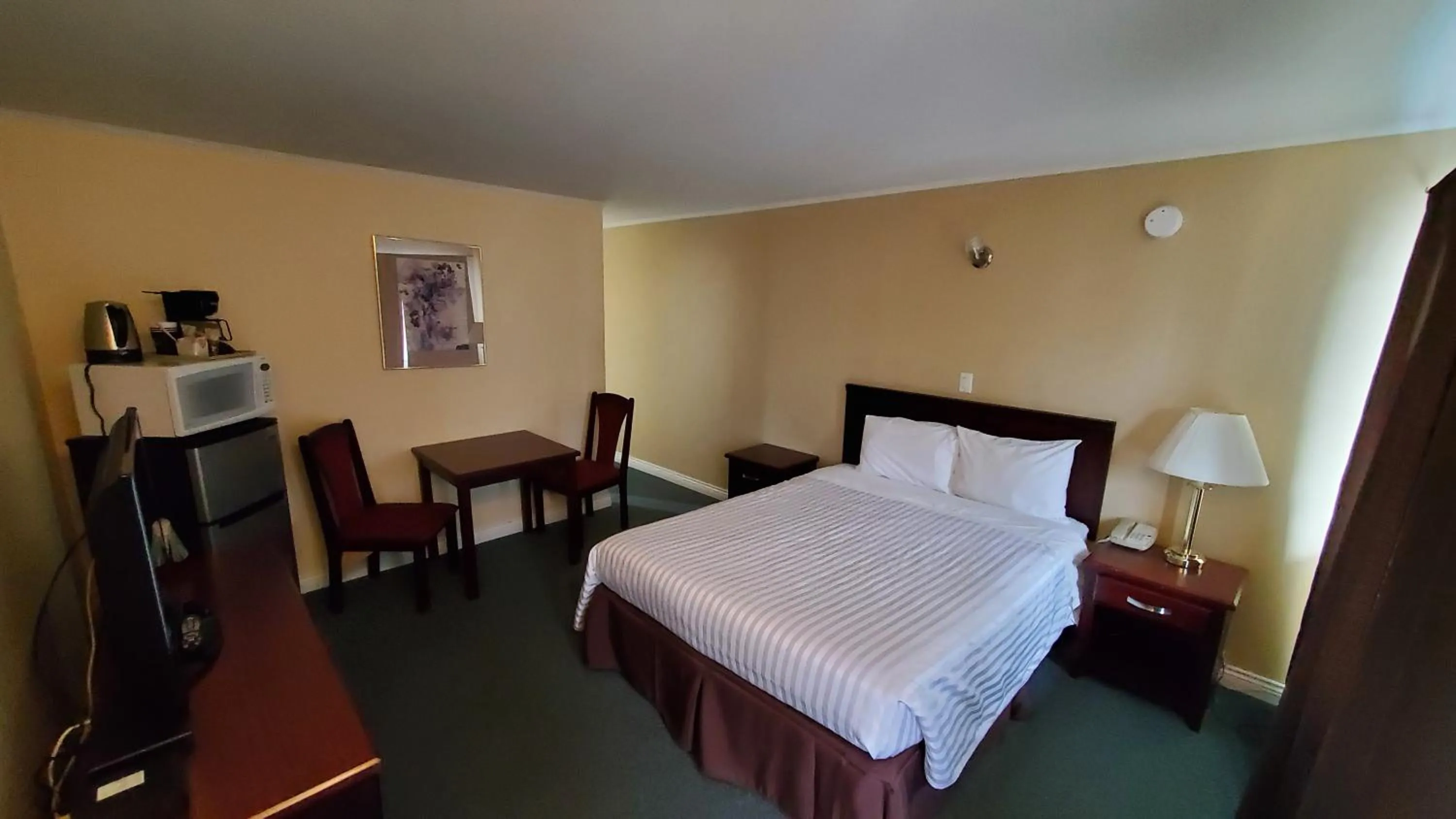 Bed in Comox Valley Inn & Suites