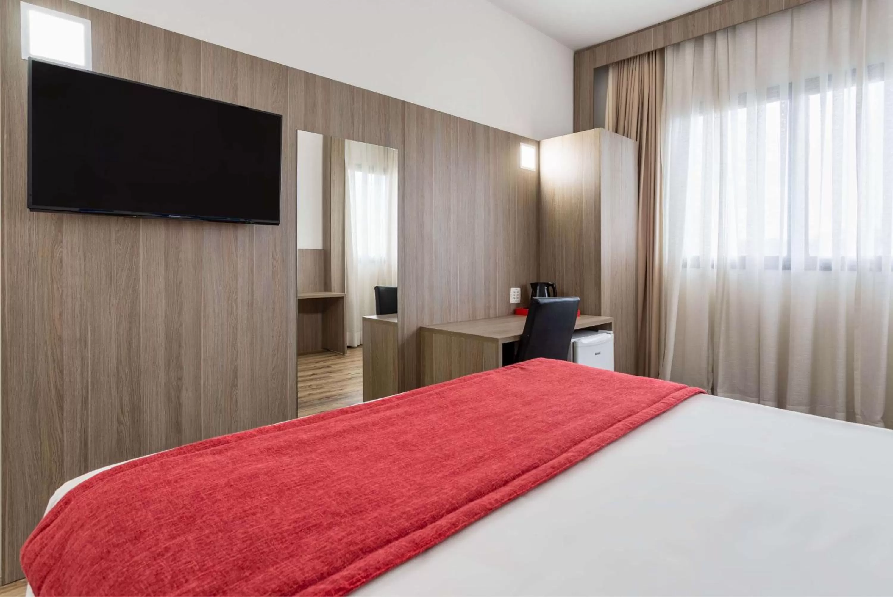 Photo of the whole room, Bed in Ramada Encore by Wyndham São Paulo Osasco