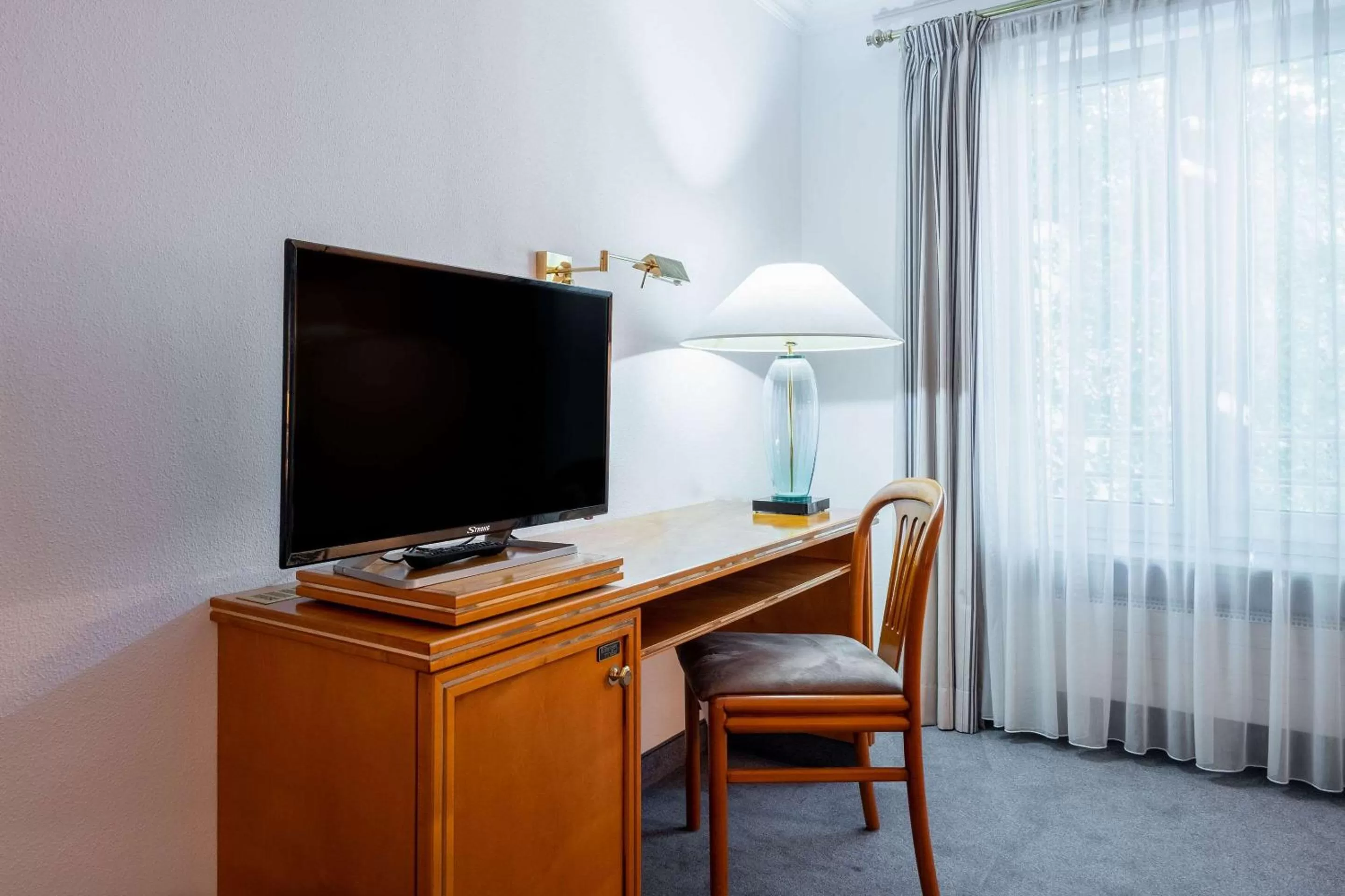 Photo of the whole room, TV/Entertainment Center in Hotel Georgenhof Markt Schwaben