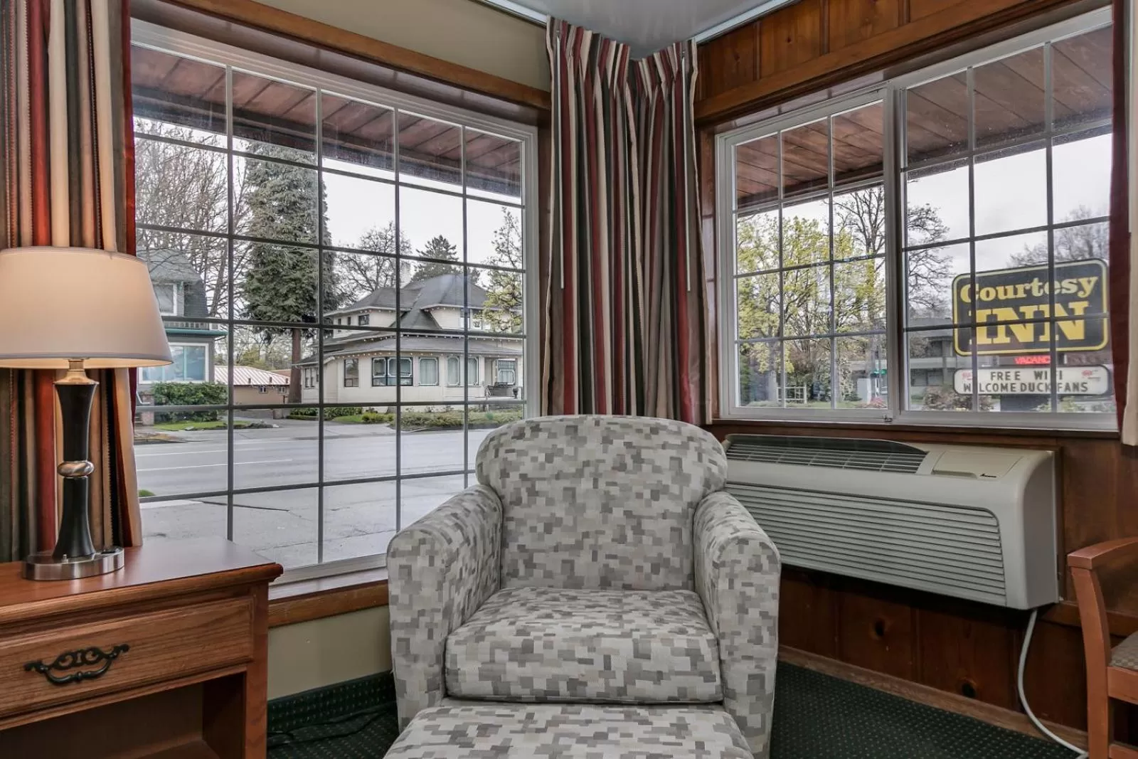Seating area in Courtesy Inn Downtown Eugene