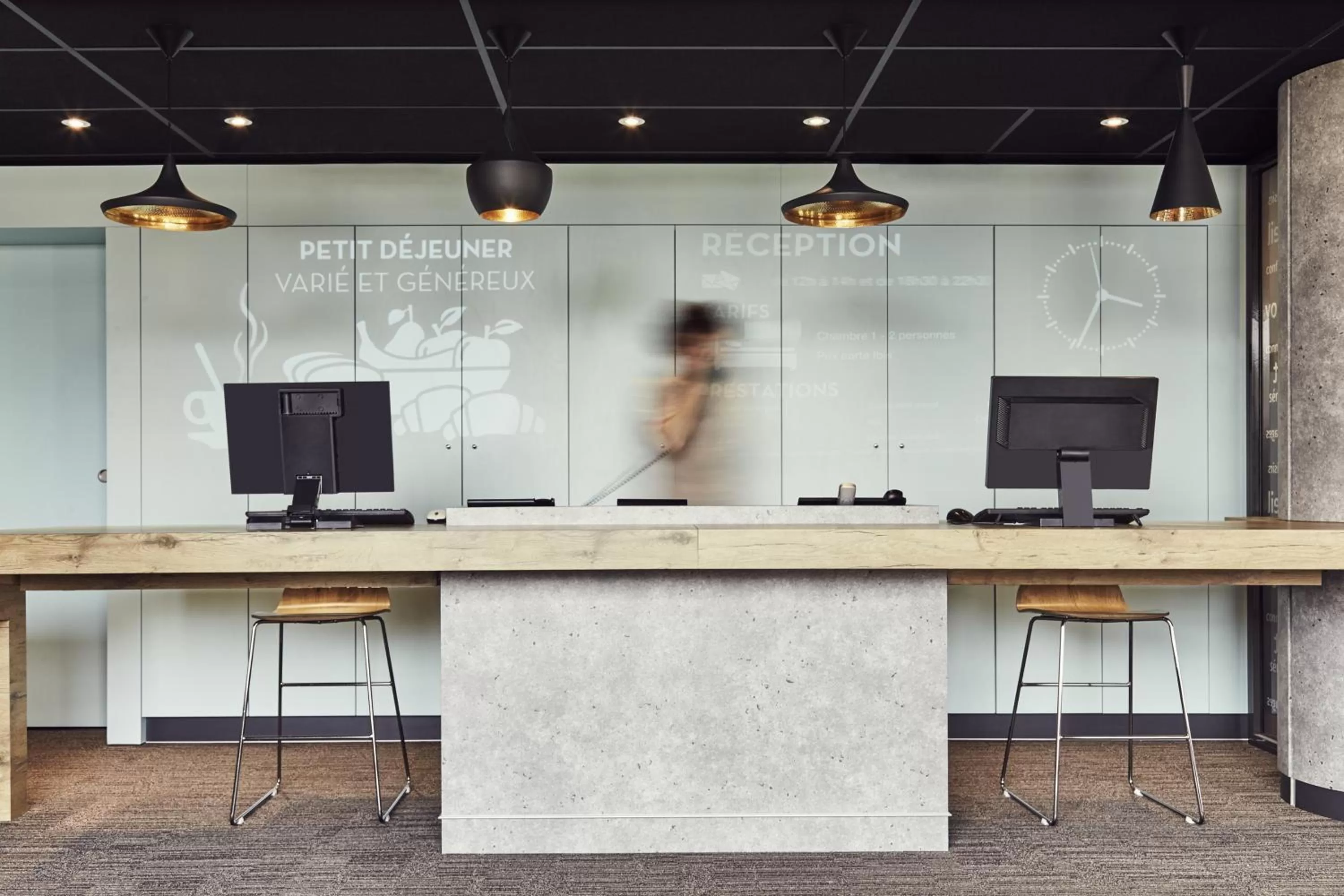 Lobby or reception in ibis Toulon La Valette
